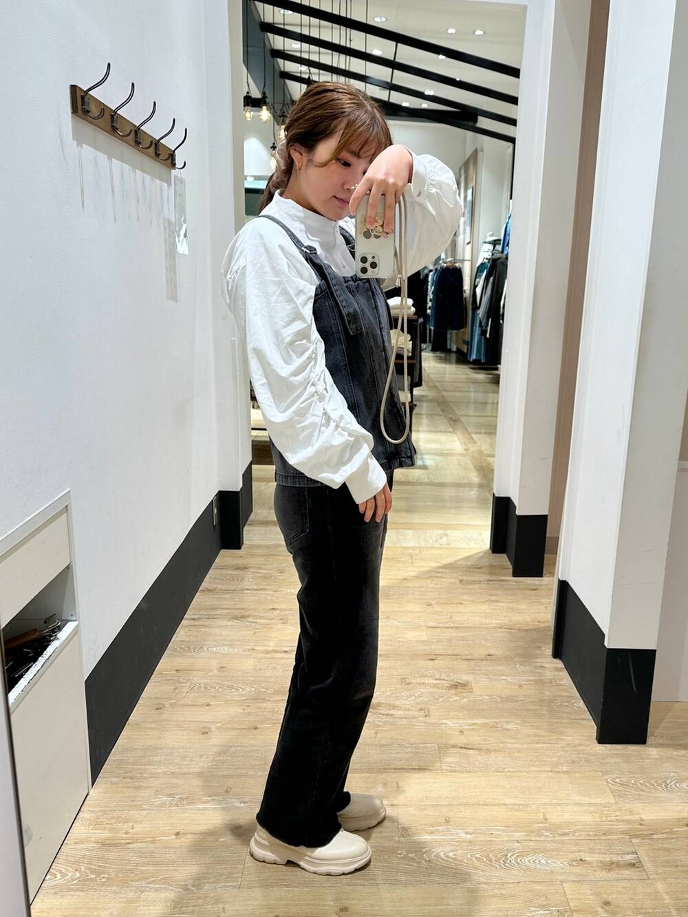 ホワイト系のシャツ/ブラウス、ブラック系のベスト、グレー系のデニムパンツを着用したレディースの冬コーディネートの2枚目の写真