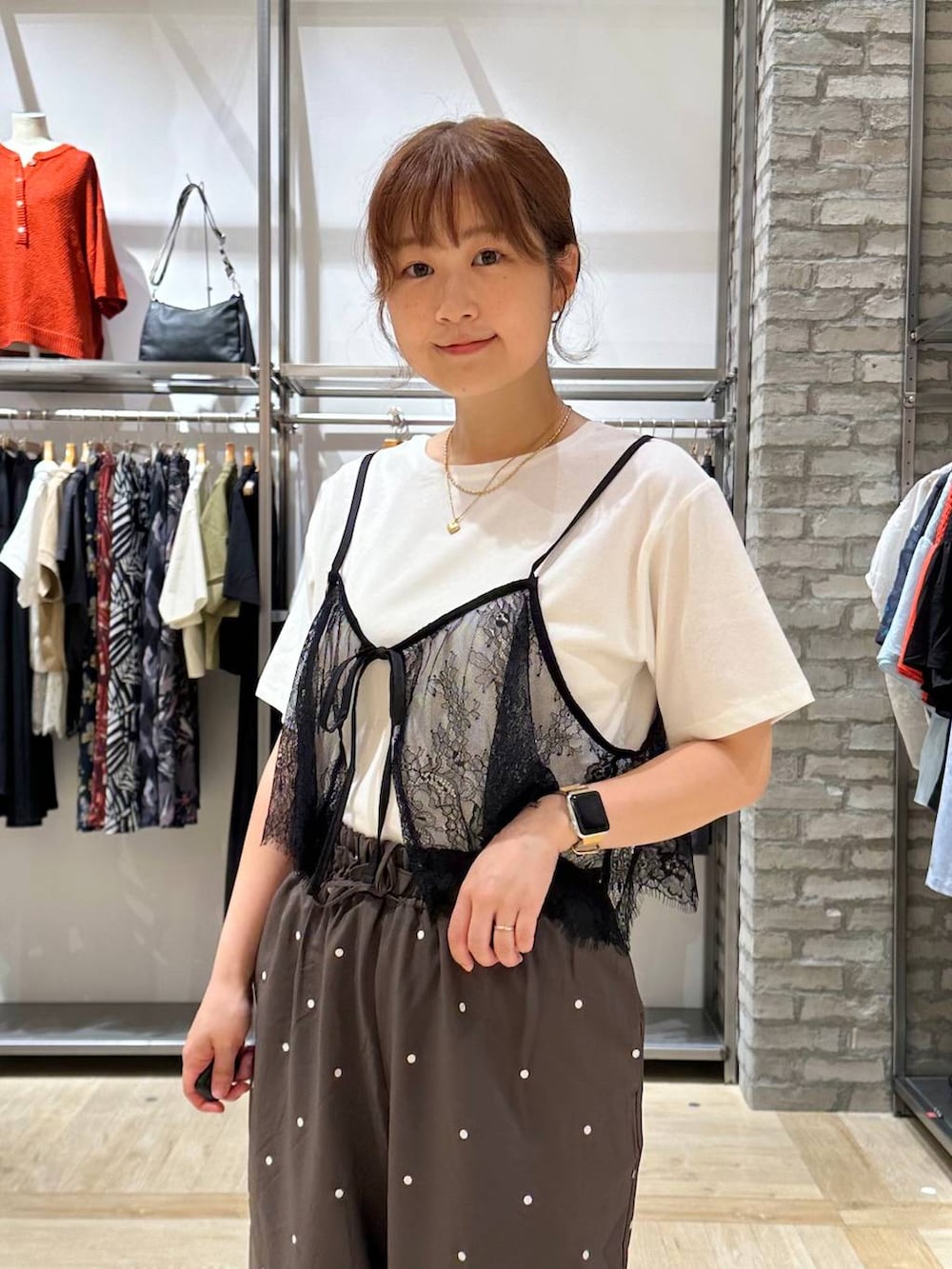 ブラック系のサンダル、ブラウン系のその他パンツ、ホワイト系のTシャツ/カットソーを着用したレディースの夏コーディネートの4枚目の写真