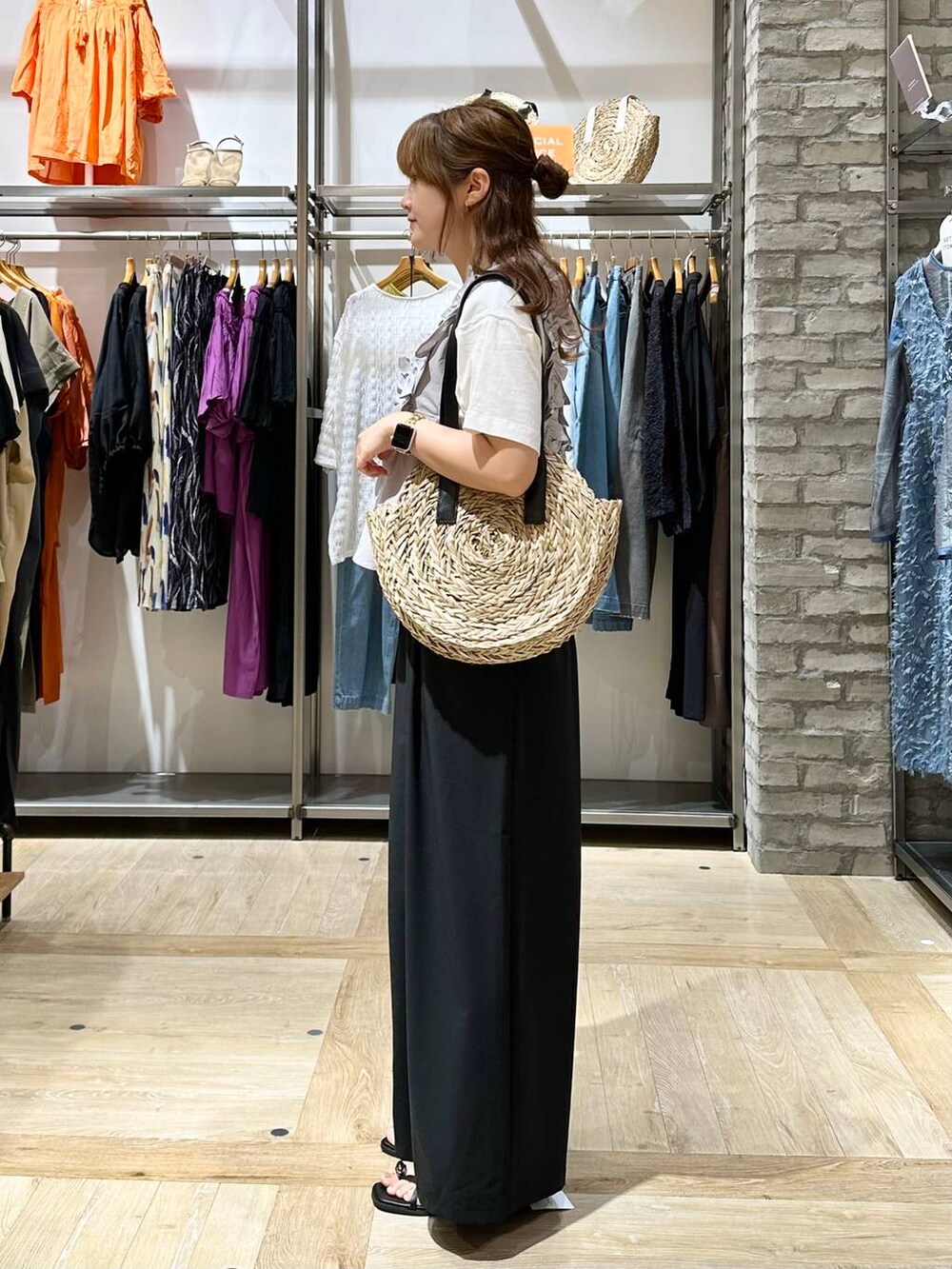 ホワイト系のTシャツ/カットソー、ブラック系のその他パンツ、グレー系のシャツ/ブラウスを着用したレディースの春コーディネートの2枚目の写真