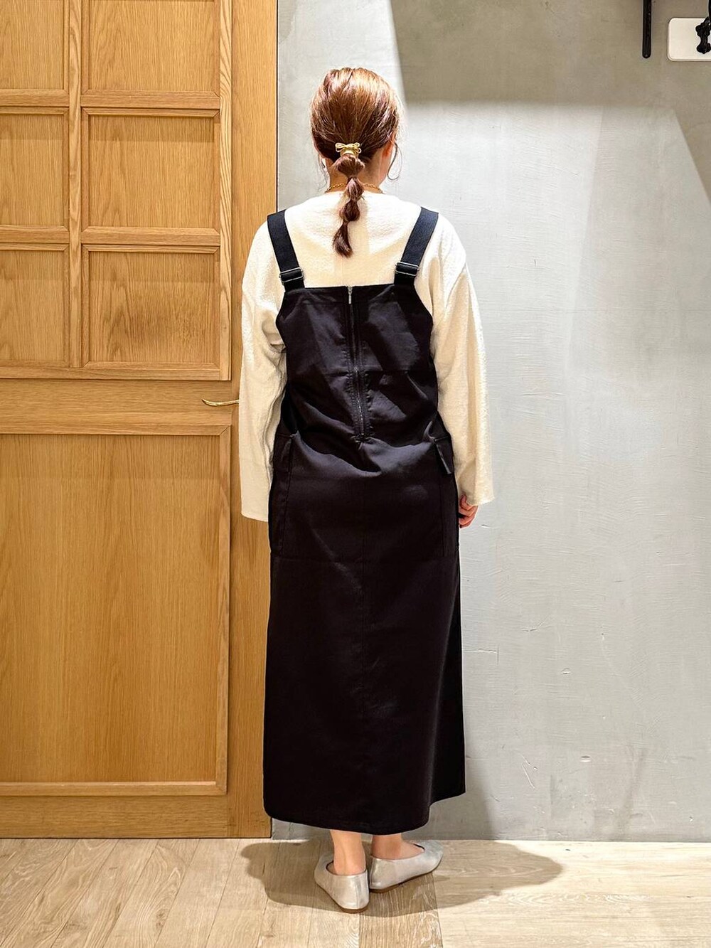 グレー系のパンプス、ホワイト系のTシャツ/カットソー、ホワイト系のショルダーバッグを着用したレディースの秋コーディネートの6枚目の写真