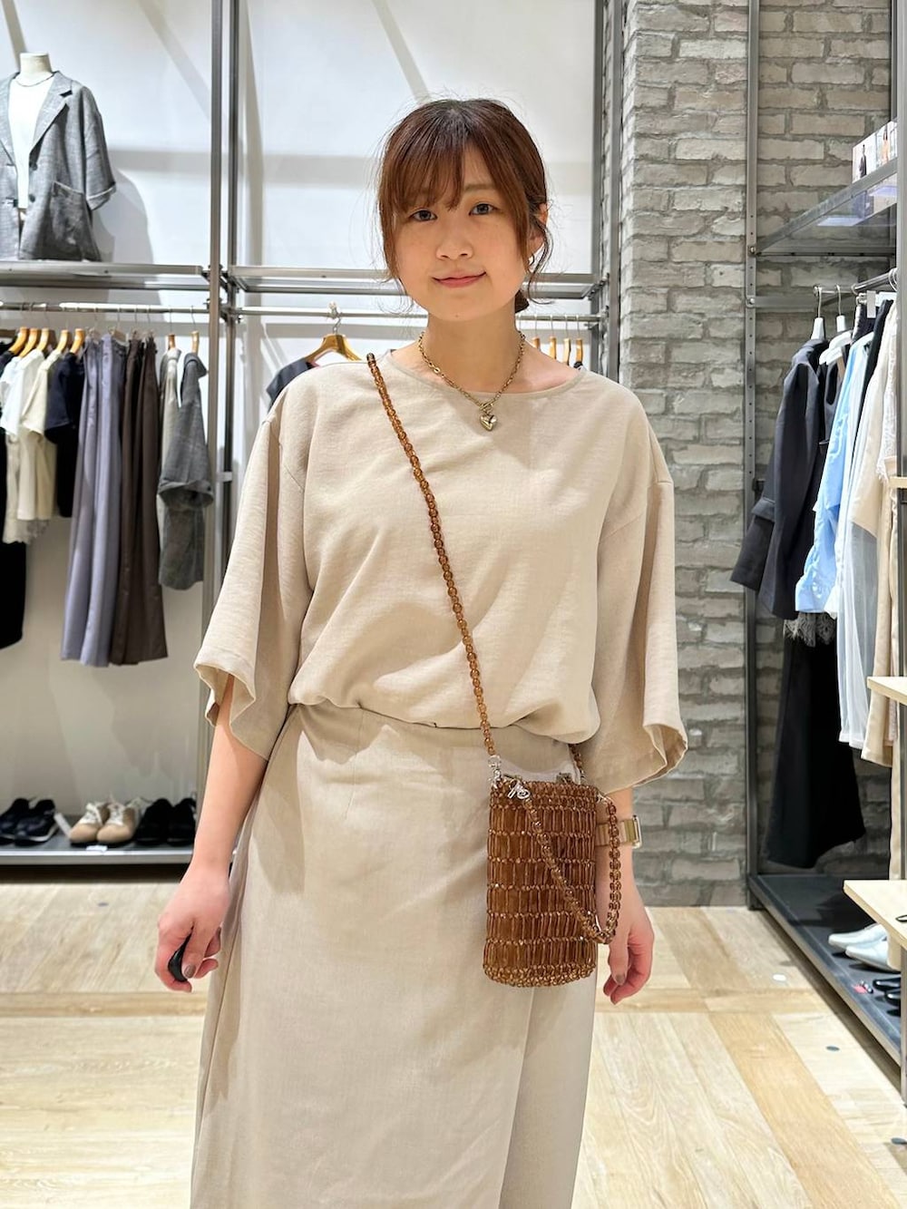 その他のパンプス、ベージュ系のスカート、ベージュ系のシャツ/ブラウスを着用したレディースの春コーディネートの4枚目の写真