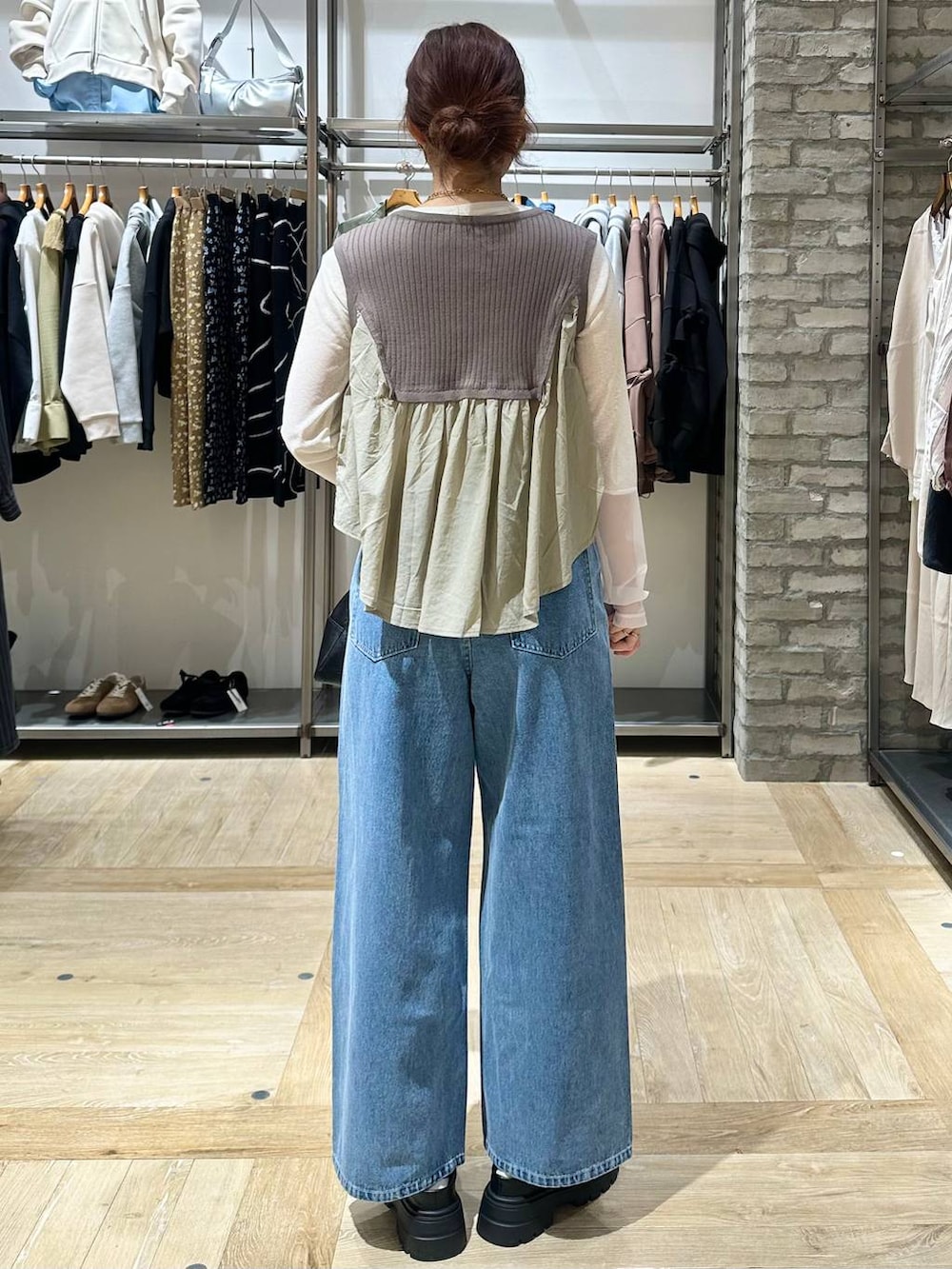 ホワイト系のTシャツ/カットソー、ブラック系のボストンバッグ、ブルー系のデニムパンツを着用したレディースの春コーディネートの3枚目の写真