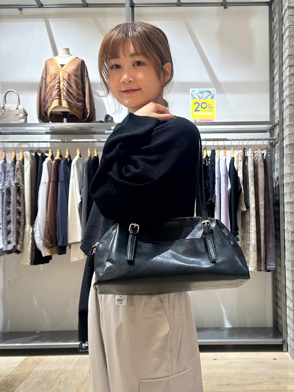 ブラック系のニット/セーター、ブラック系のスニーカー、ホワイト系のその他パンツを着用したレディースの秋コーディネートの7枚目の写真