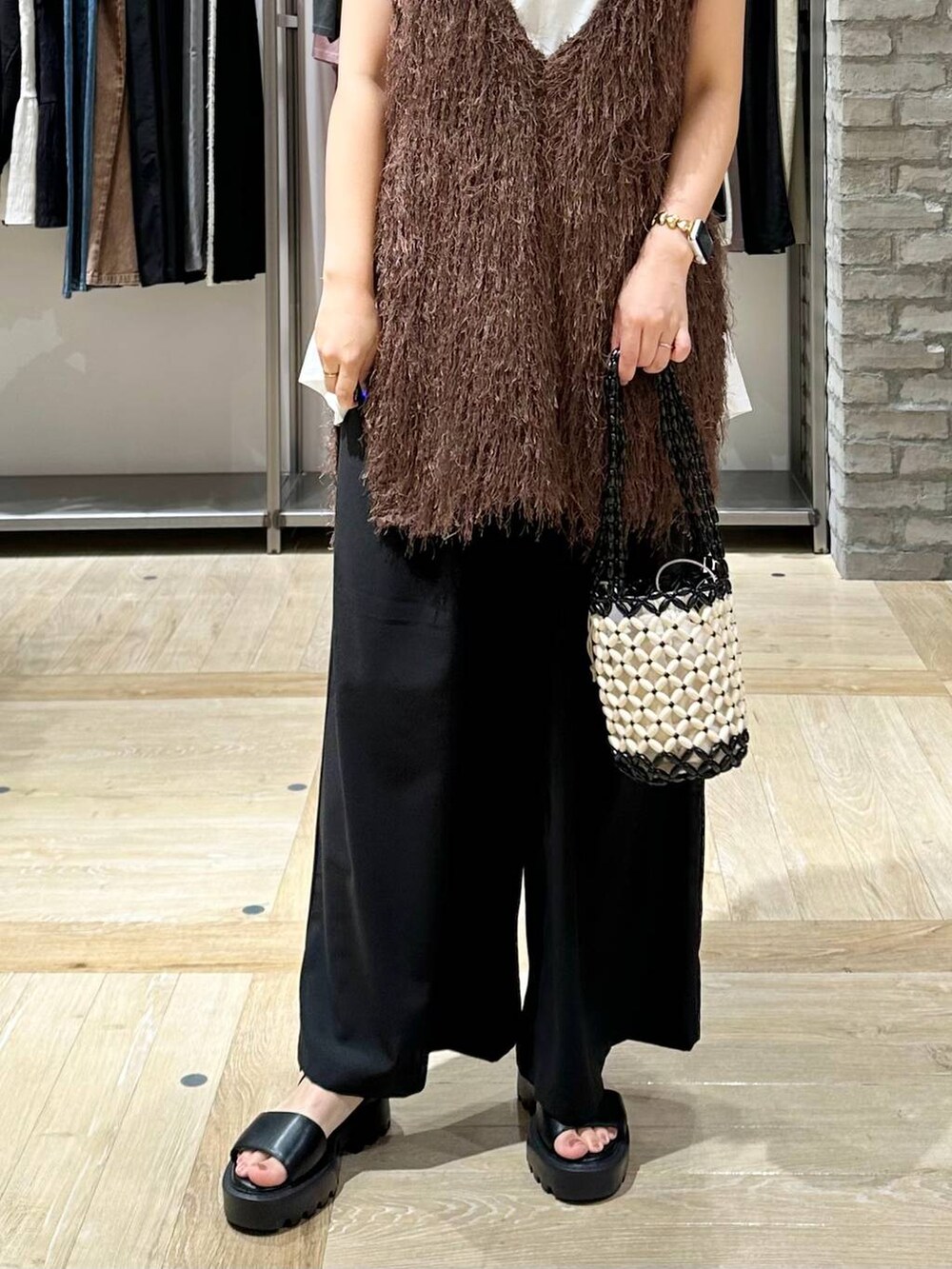 ブラック系のその他パンツ、ホワイト系のTシャツ/カットソー、ブラウン系のチュニックを着用したレディースの夏コーディネートの5枚目の写真