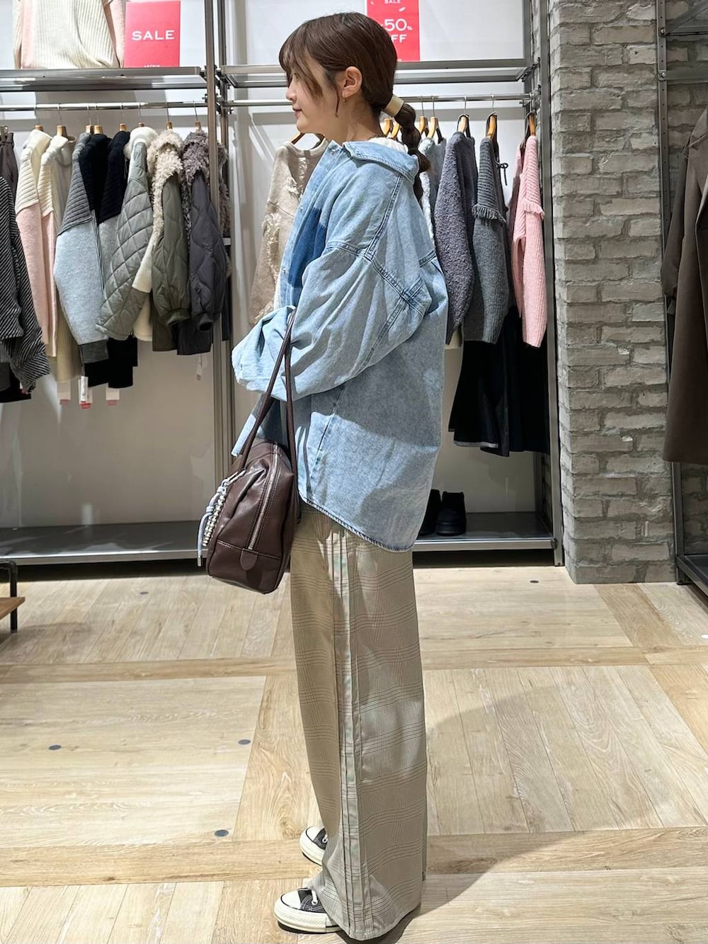 イエロー系のスニーカー、ブルー系のシャツ/ブラウス、その他のその他パンツを着用したレディースの冬コーディネートの2枚目の写真