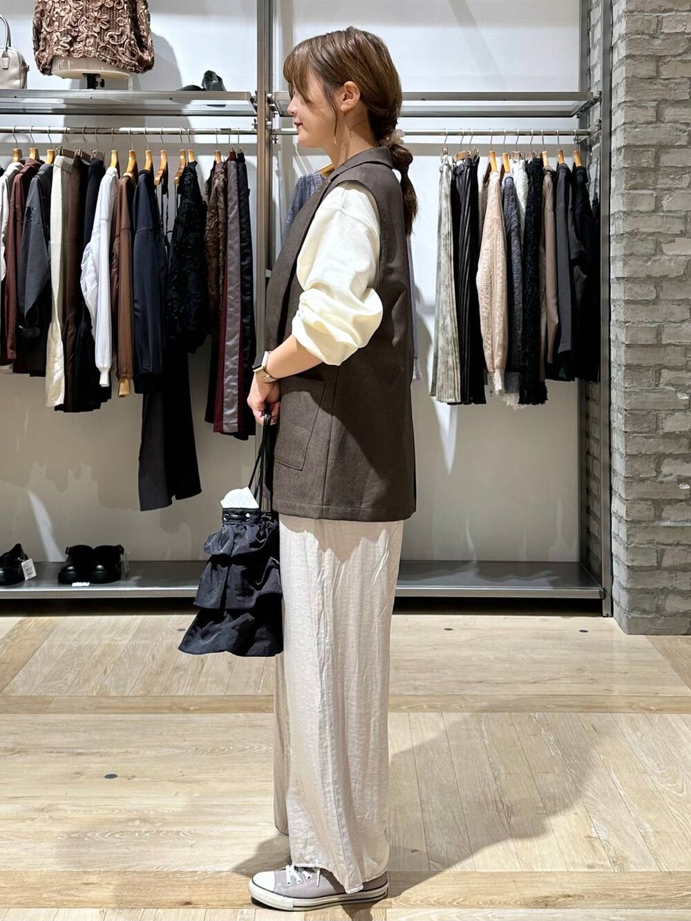 ホワイト系のその他パンツ、ブラック系のショルダーバッグ、ホワイト系のTシャツ/カットソーを着用したレディースの秋コーディネートの2枚目の写真