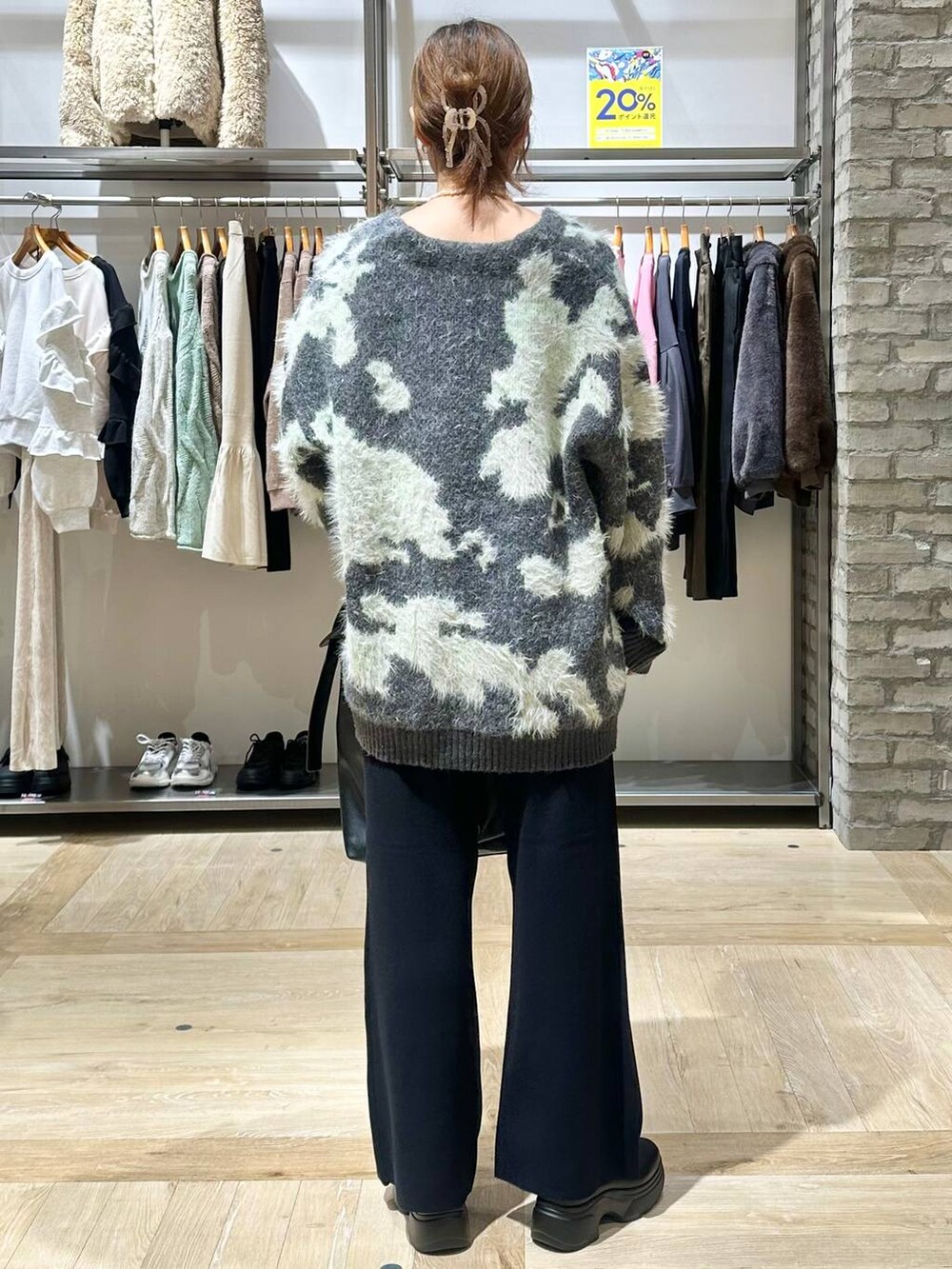 グレー系のその他アウター、ブラック系のその他パンツ、ブラック系のショルダーバッグを着用したレディースの秋コーディネートの8枚目の写真