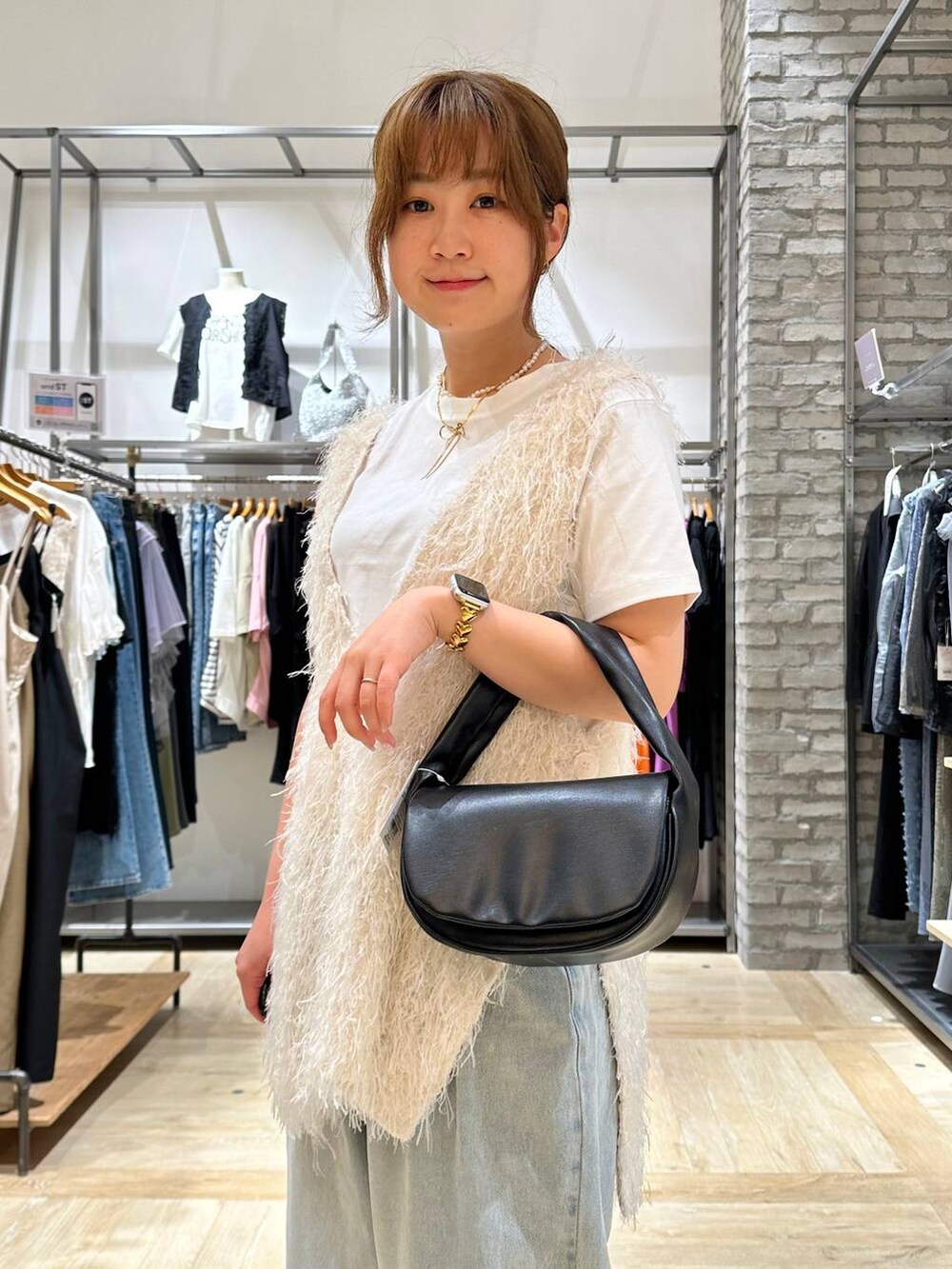 ホワイト系のTシャツ/カットソー、ホワイト系のサンダル、ブラック系のハンドバッグを着用したレディースの春コーディネートの5枚目の写真