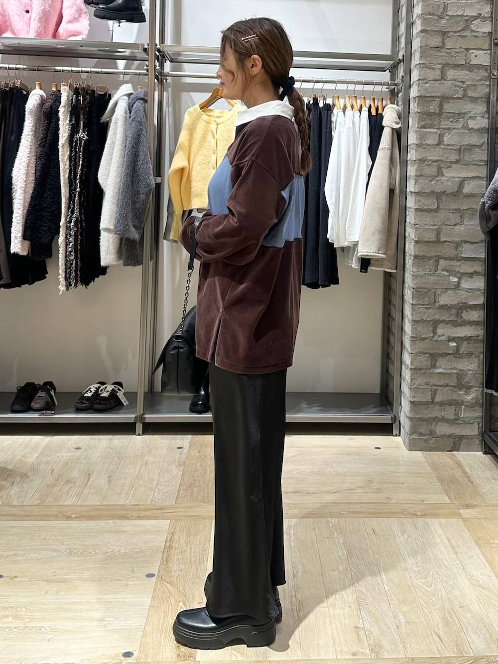 ブラック系のスカート、グレー系のその他アウター、ブラック系のブーツを着用したレディースの冬コーディネートの6枚目の写真