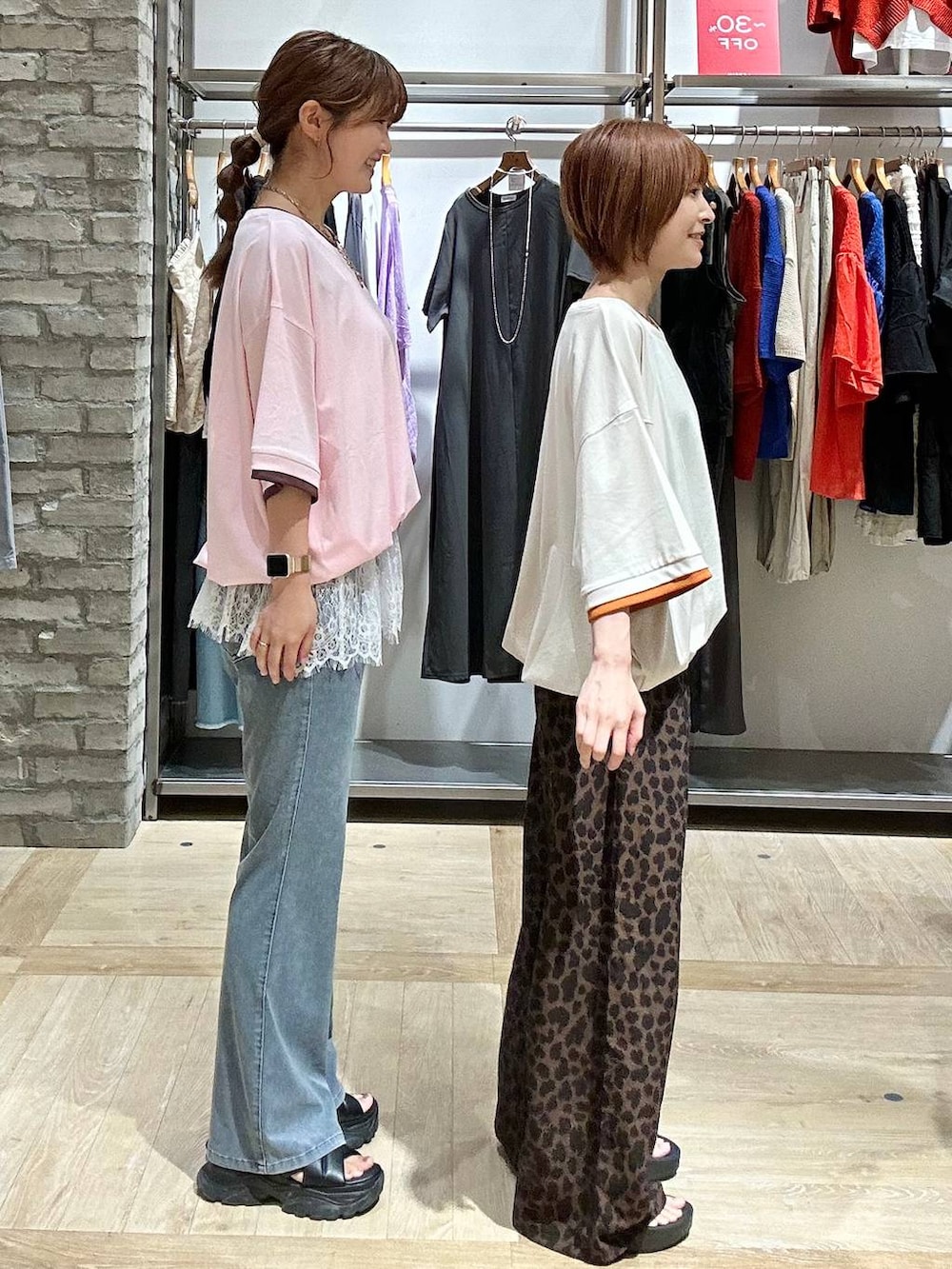 ブラウン系のその他パンツ、ピンク系のTシャツ/カットソー、ベージュ系のTシャツ/カットソーを着用したレディースの夏コーディネートの2枚目の写真