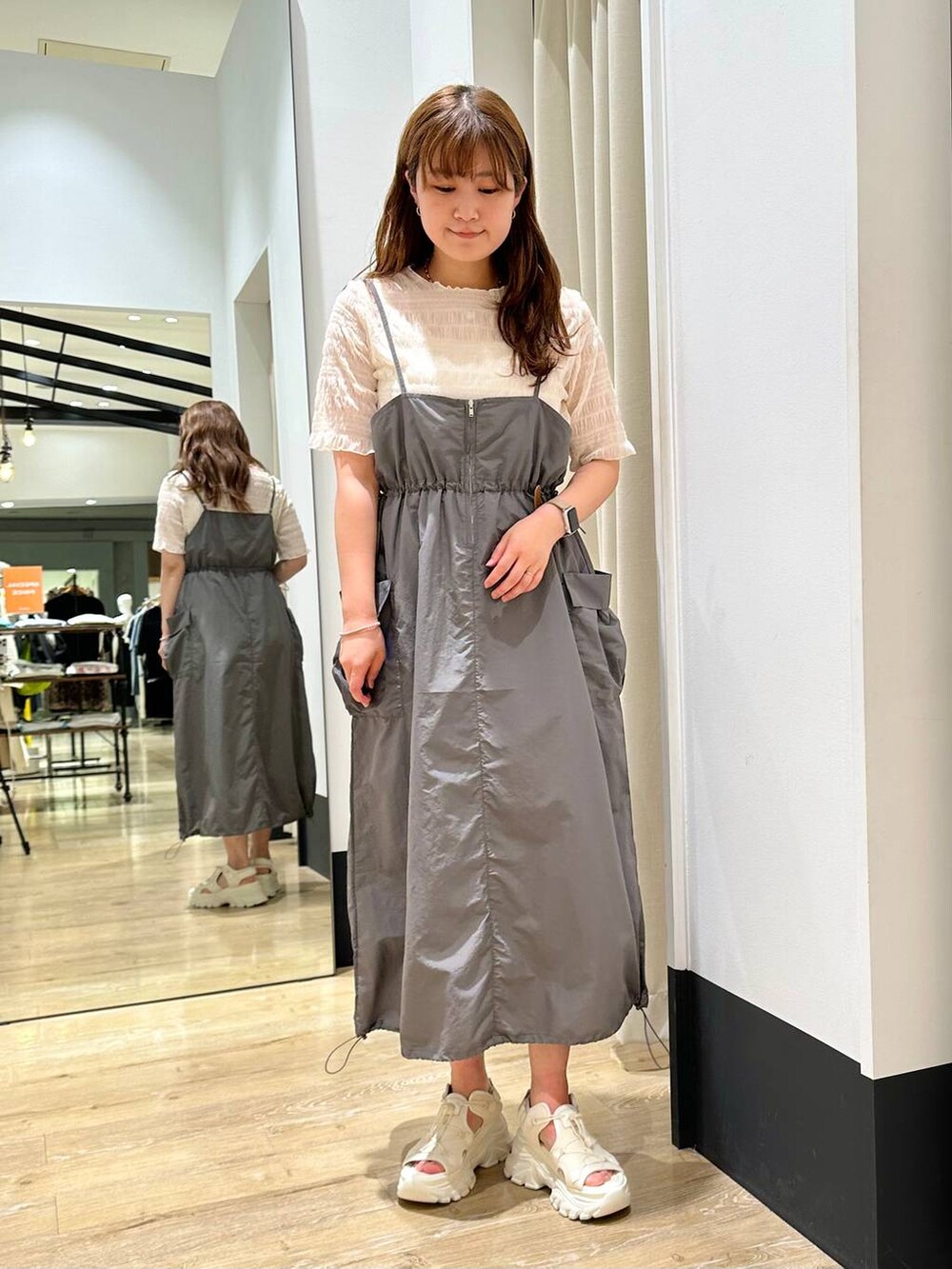 ホワイト系のサンダル、グレー系のワンピース、ホワイト系のTシャツ/カットソーを着用したレディースの春コーディネートの2枚目の写真