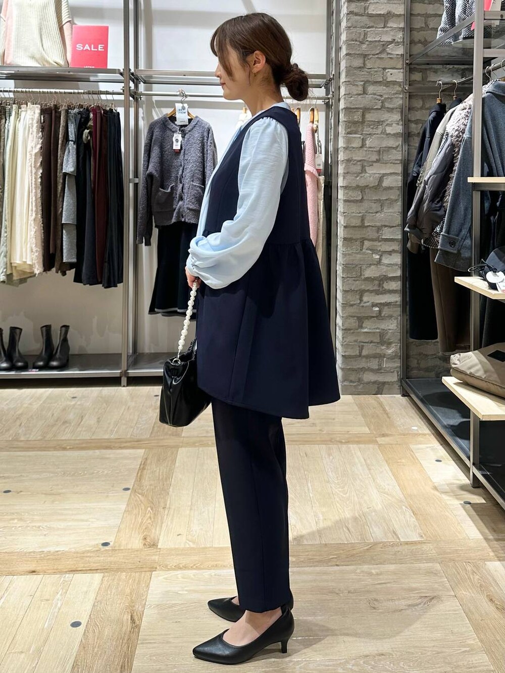 ブルー系のその他パンツ、ブルー系のその他アウター、ブルー系のシャツ/ブラウスを着用したレディースの冬コーディネートの2枚目の写真