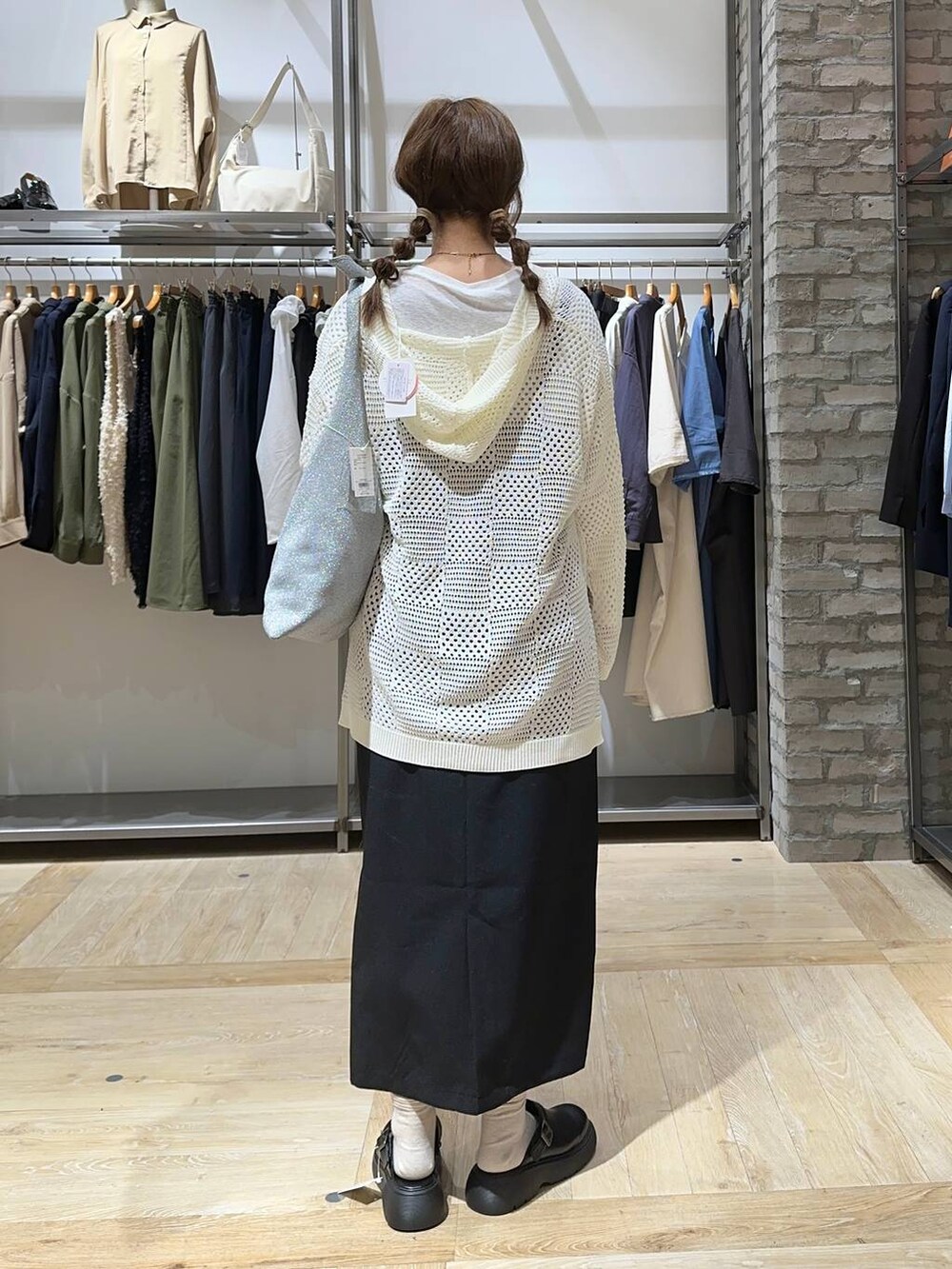 ホワイト系のTシャツ/カットソー、ブラック系のサンダル、ブラック系のショルダーバッグを着用したレディースの春コーディネートの3枚目の写真