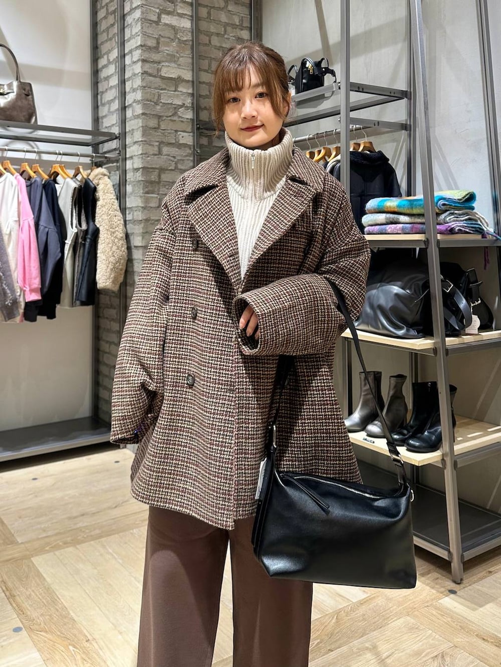 ホワイト系のカーディガン/ボレロ、ブラウン系のその他パンツ、ブラック系のショルダーバッグを着用したレディースの秋コーディネートの8枚目の写真