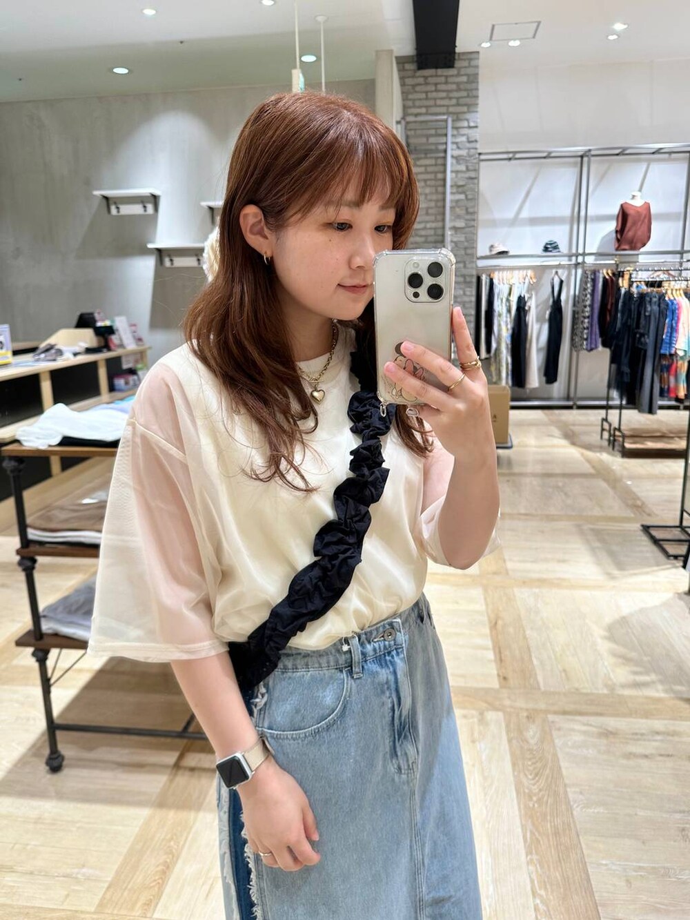 ホワイト系のTシャツ/カットソー、ブラック系のサンダル、ブルー系のデニムスカートを着用したレディースの春コーディネートの4枚目の写真