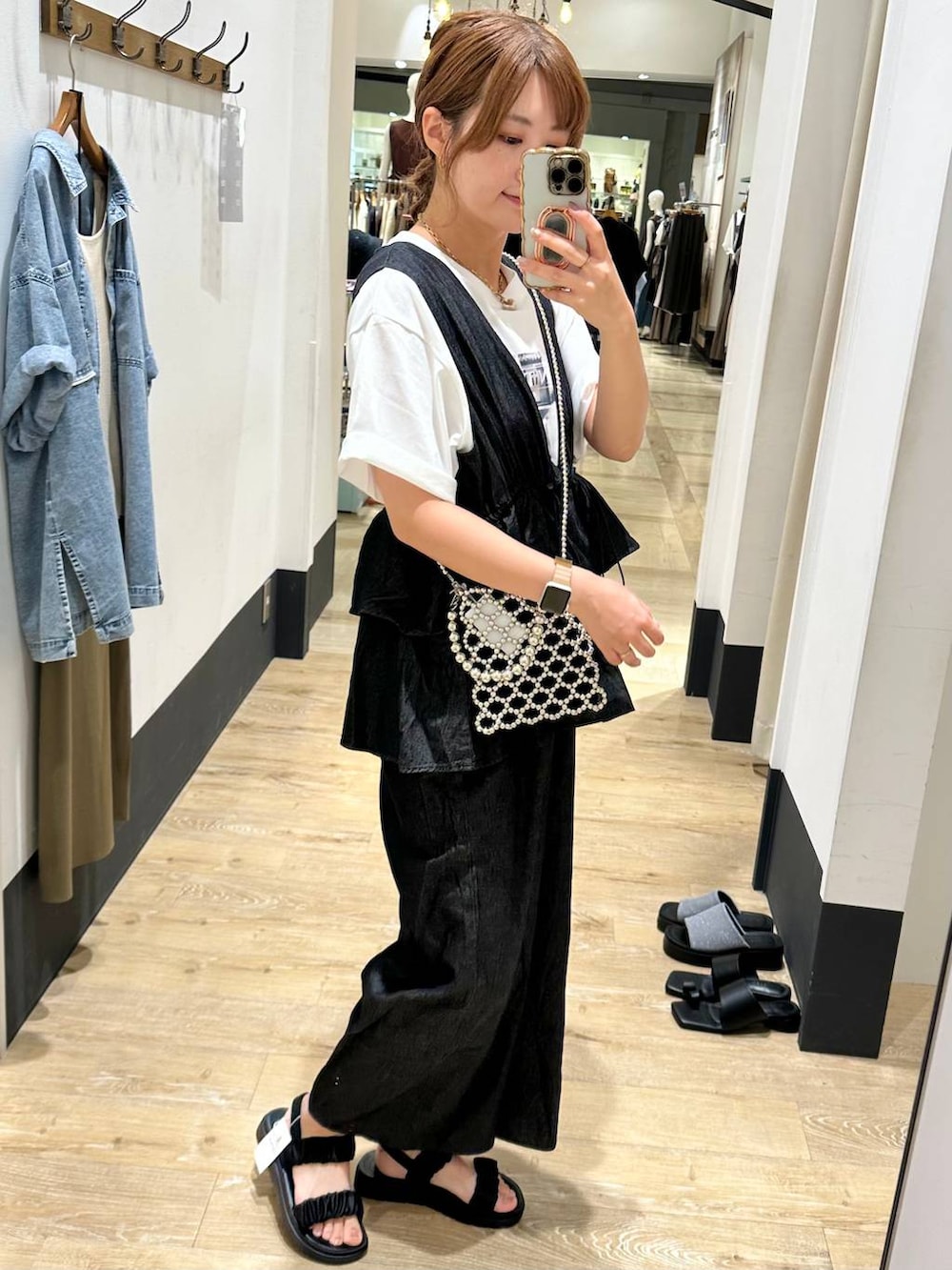ブラック系のサンダル、シルバー系のショルダーバッグ、ブラック系のつなぎ/オールインワンを着用したレディースの夏コーディネートの2枚目の写真