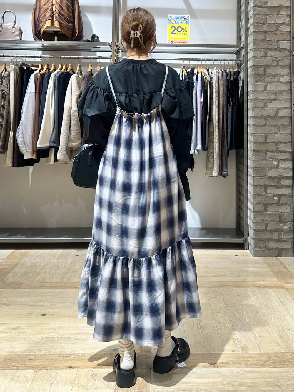 ブラック系のサンダル、ブラック系のボストンバッグ、ブルー系のマタニティウェア/グッズを着用したレディースの秋コーディネートの3枚目の写真