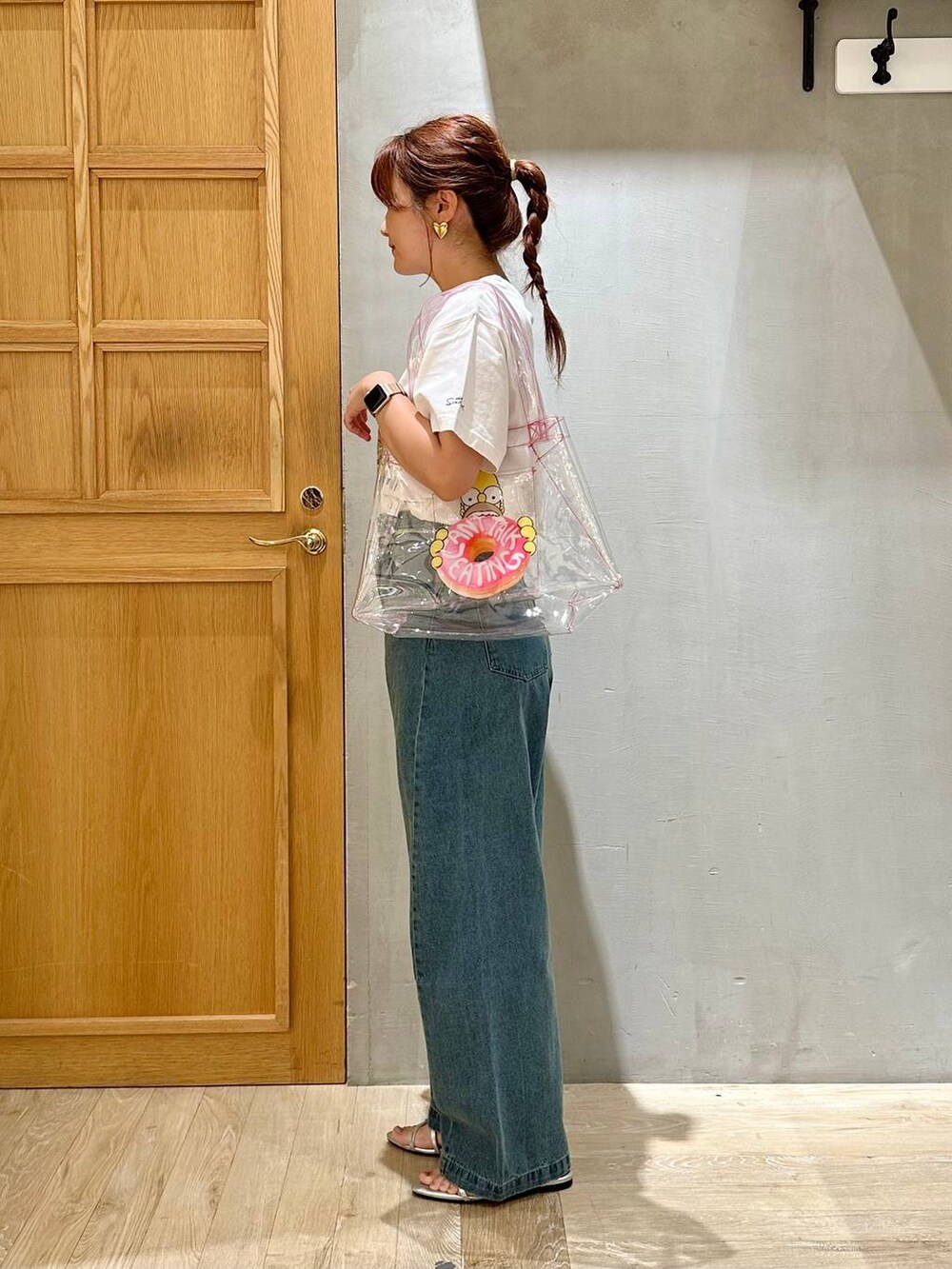 シルバー系のサンダル、ブルー系のデニムパンツ、ホワイト系のTシャツ/カットソーを着用したレディースの夏コーディネートの2枚目の写真