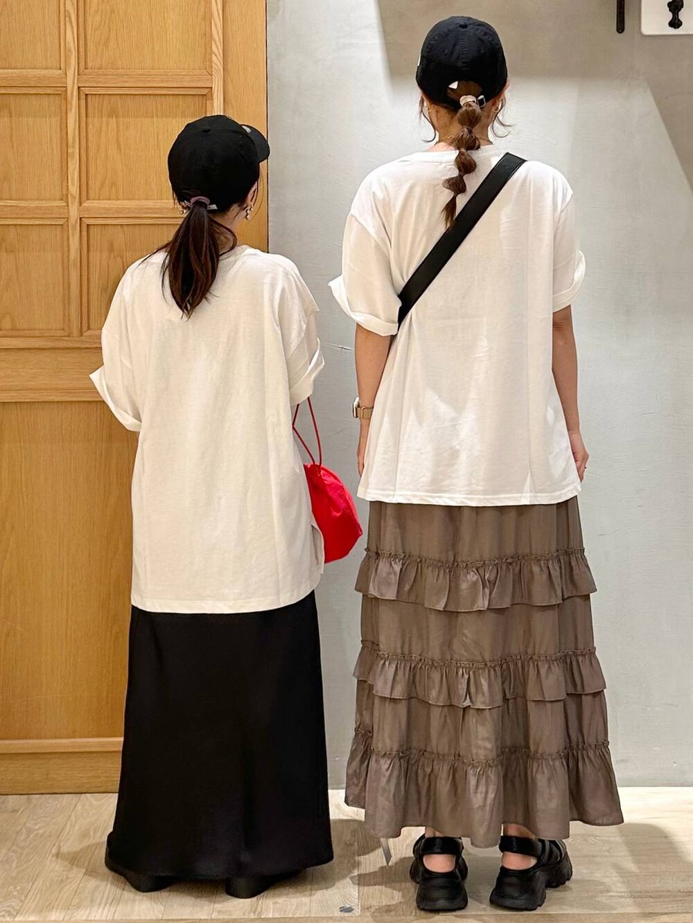 ブラック系のサンダル、ブラック系のスカート、ブラウン系のスカートを着用したレディースの夏コーディネートの4枚目の写真