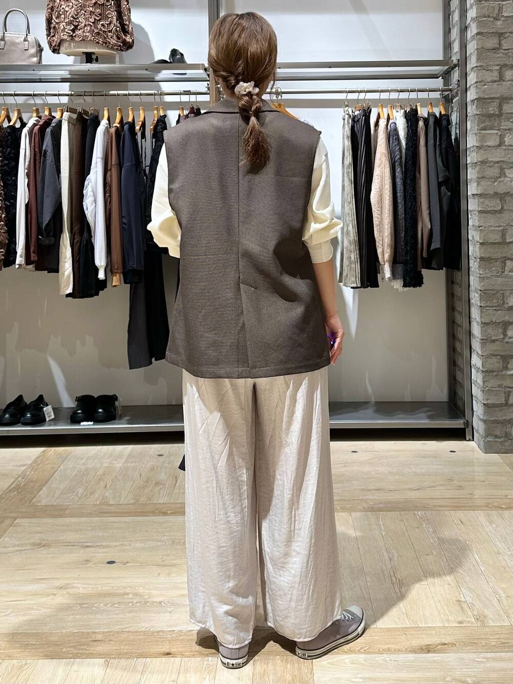 ホワイト系のその他パンツ、ブラック系のショルダーバッグ、ホワイト系のTシャツ/カットソーを着用したレディースの秋コーディネートの3枚目の写真