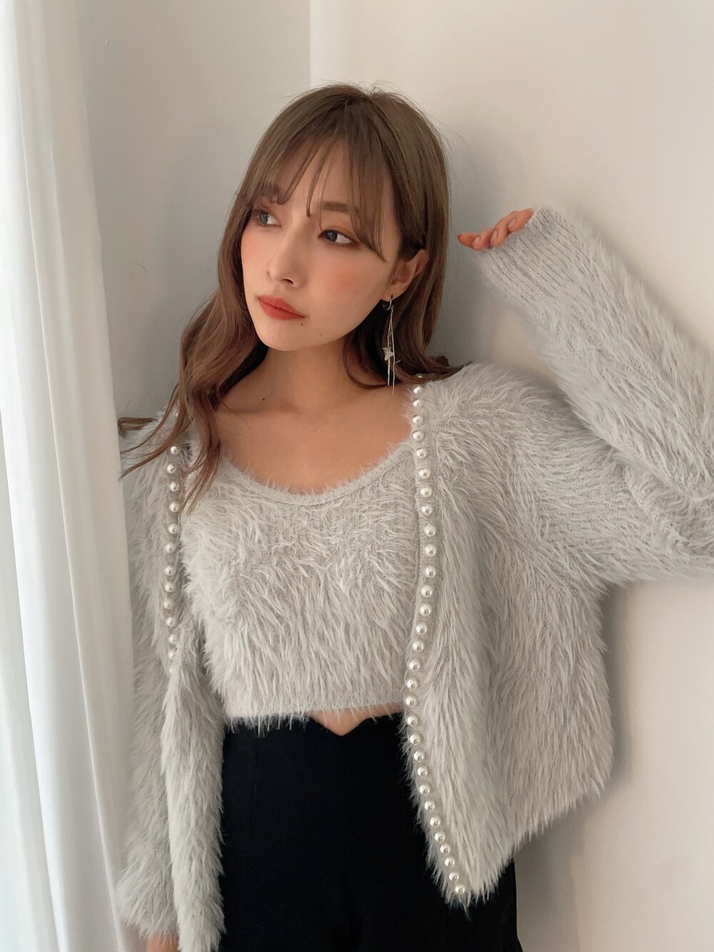 グレー系のニット/セーターを着用したレディースの秋コーディネートの3枚目の写真