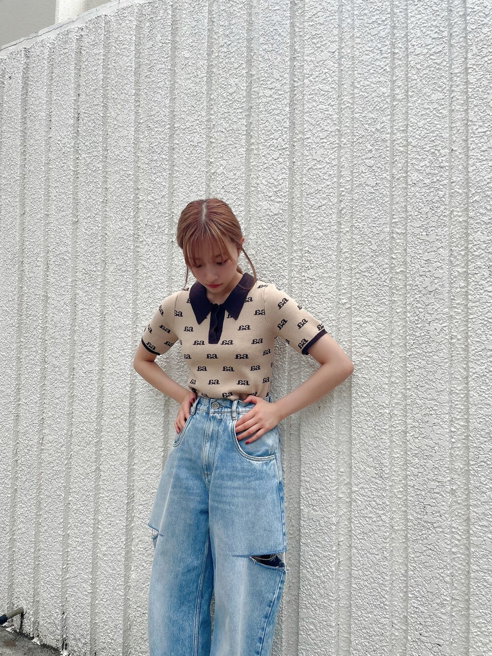 ベージュ系のニット/セーターを着用したレディースの秋コーディネートの2枚目の写真