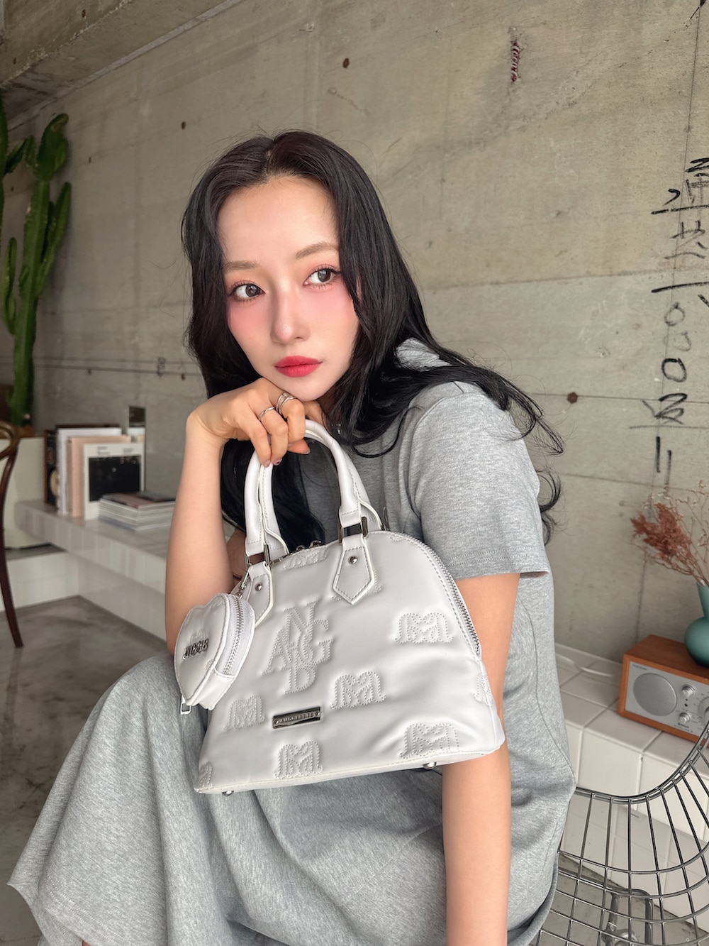 グレー系のワンピース、グレー系のショルダーバッグを着用したレディースの春コーディネートの3枚目の写真