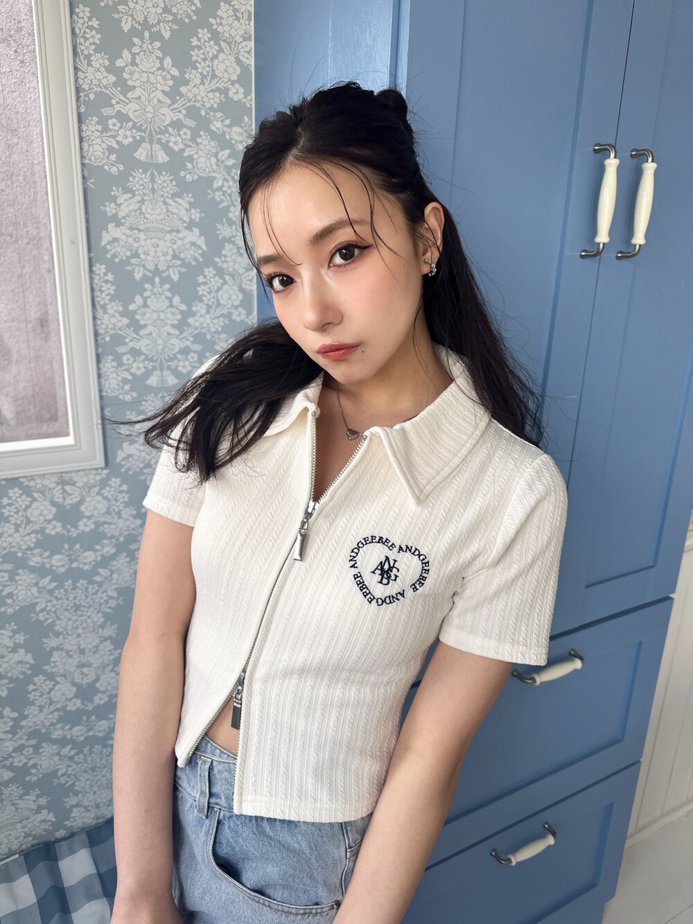 ホワイト系のその他トップスを着用したレディースの夏コーディネートの3枚目の写真