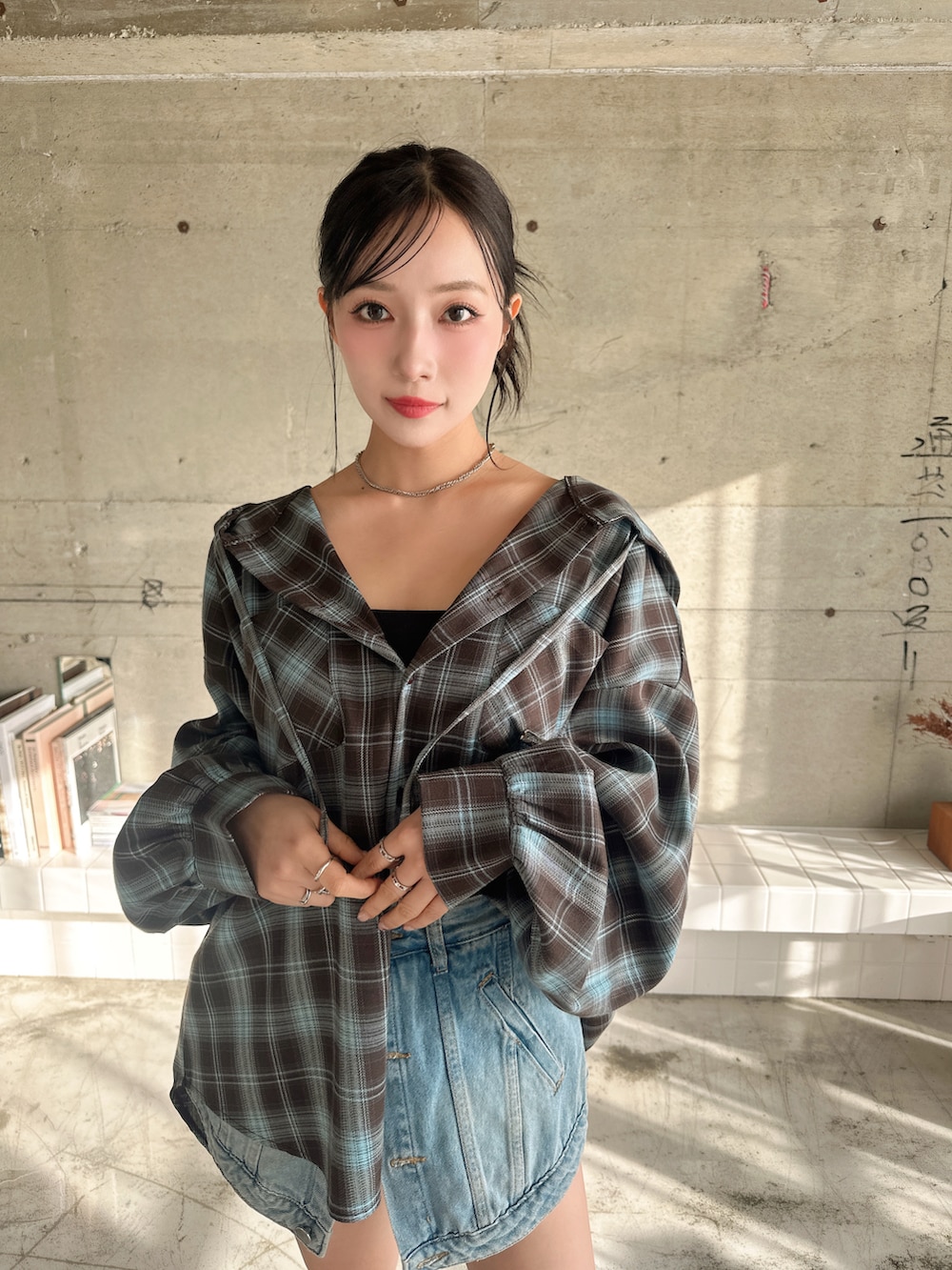 ブラック系のシャツ/ブラウスを着用したレディースの春コーディネートの2枚目の写真