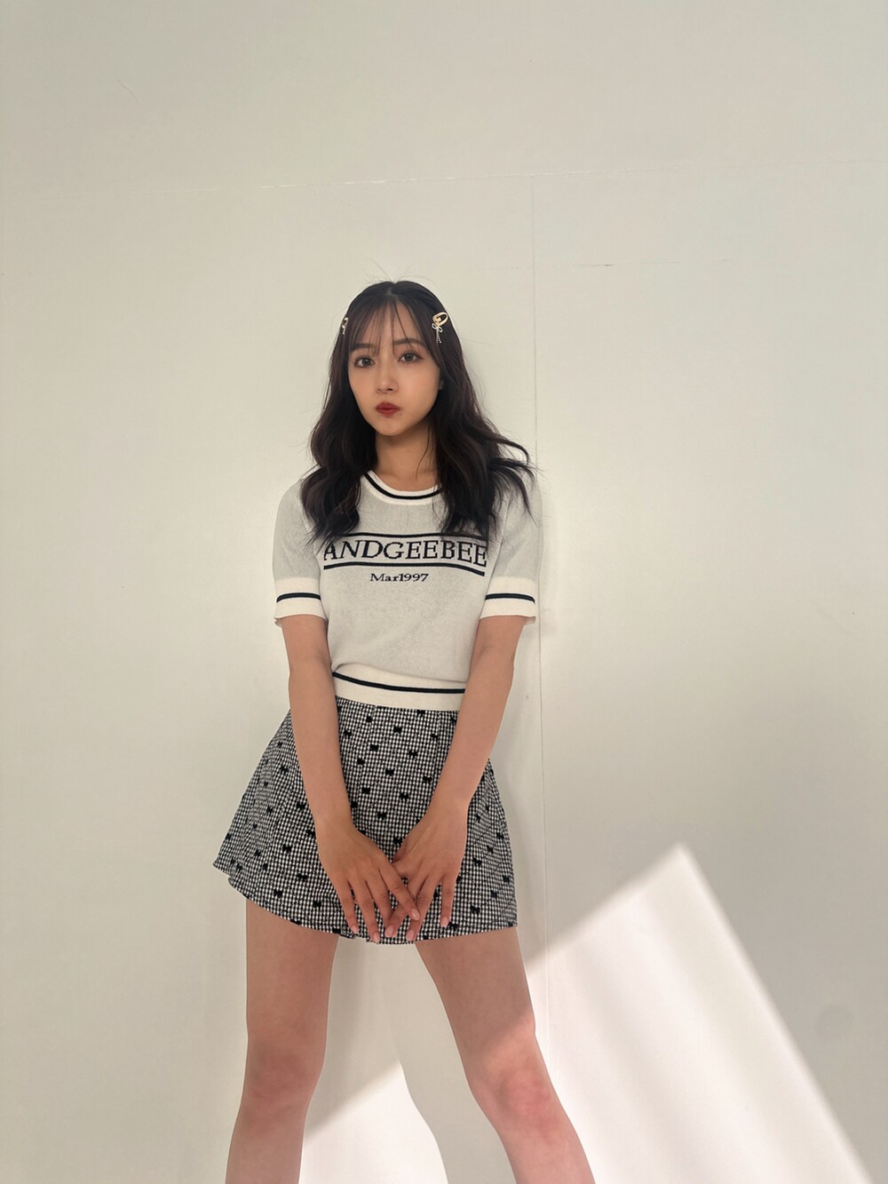 ブルー系のニット/セーター、ホワイト系のその他パンツを着用したレディースの夏コーディネートの2枚目の写真