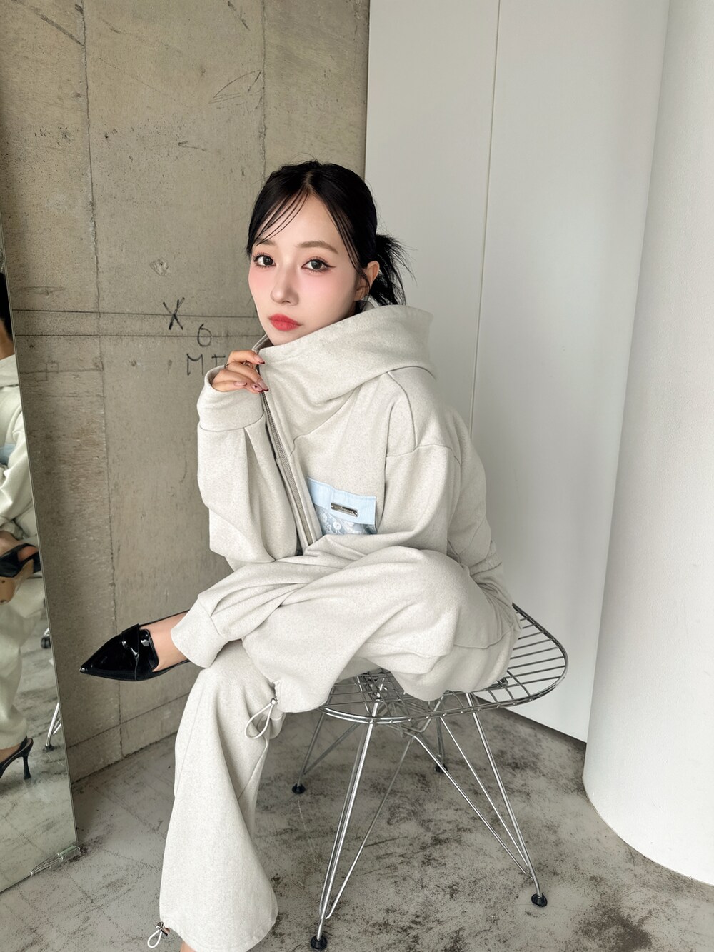 ベージュ系のパーカー、ベージュ系のスウェットパンツを着用したレディースの春コーディネートの3枚目の写真