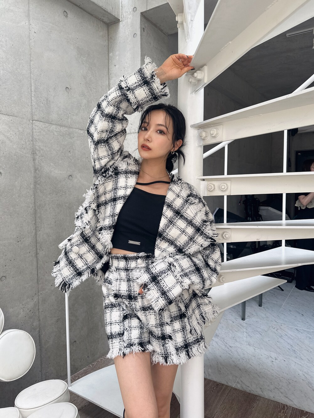 ホワイト系のテーラードジャケット、ホワイト系のその他パンツ、ブラック系のタンクトップを着用したレディースの秋コーディネートの3枚目の写真