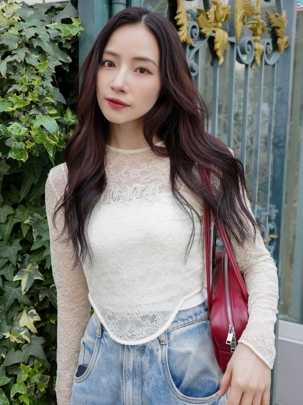 ブラウン系のブーツを着用したレディースの夏コーディネートの2枚目の写真