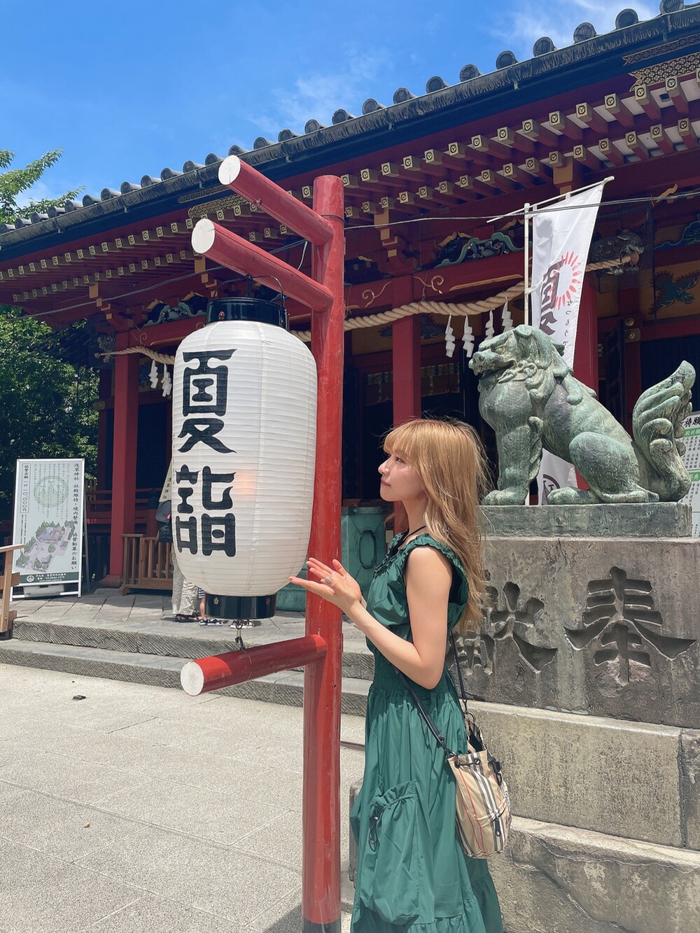 グリーン系のワンピースを着用したレディースの秋コーディネートの3枚目の写真