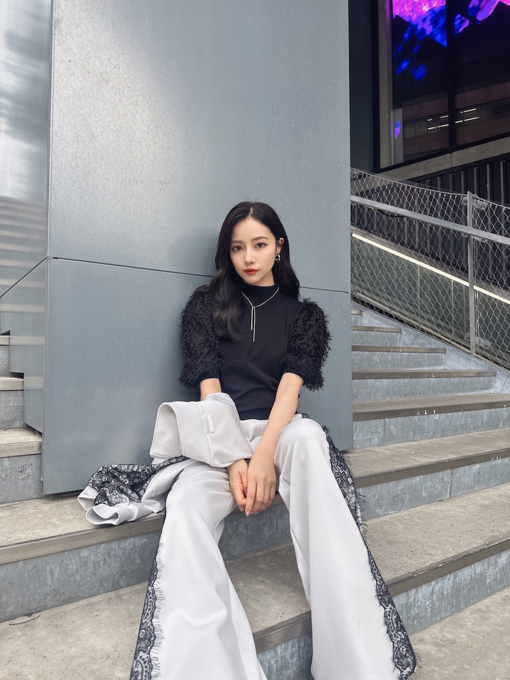 グレー系のその他パンツ、グレー系のジャージを着用したレディースの秋コーディネートの4枚目の写真