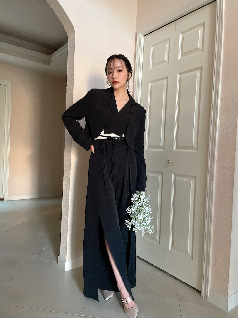 ブラック系のテーラードジャケット、ブラック系のその他パンツを着用したレディースの夏コーディネートの4枚目の写真