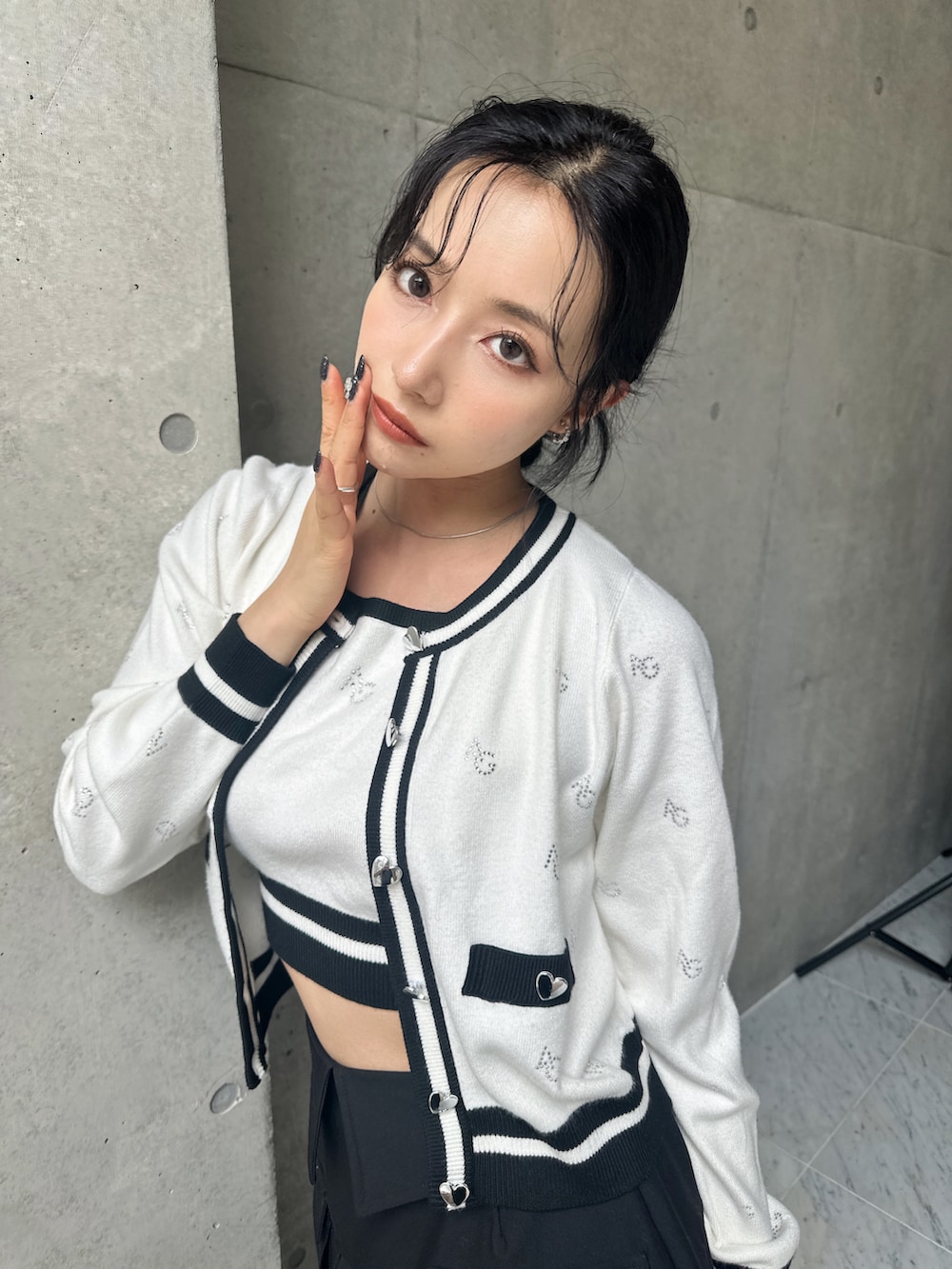 「お出かけコーデ、カーディガン、ミニスカート、ootd、モノトーン、outfit、シンプルスタイル、休日スタイル、大人ガーリー、ANDGEEBEE」｜「ANDGEEBEEのラインストーンパターンアンサンブルニット（アンサンブル、ホワイト系）」を使った、村瀬紗英さん（レディース・159cm）の秋コーディネートの3枚目の写真