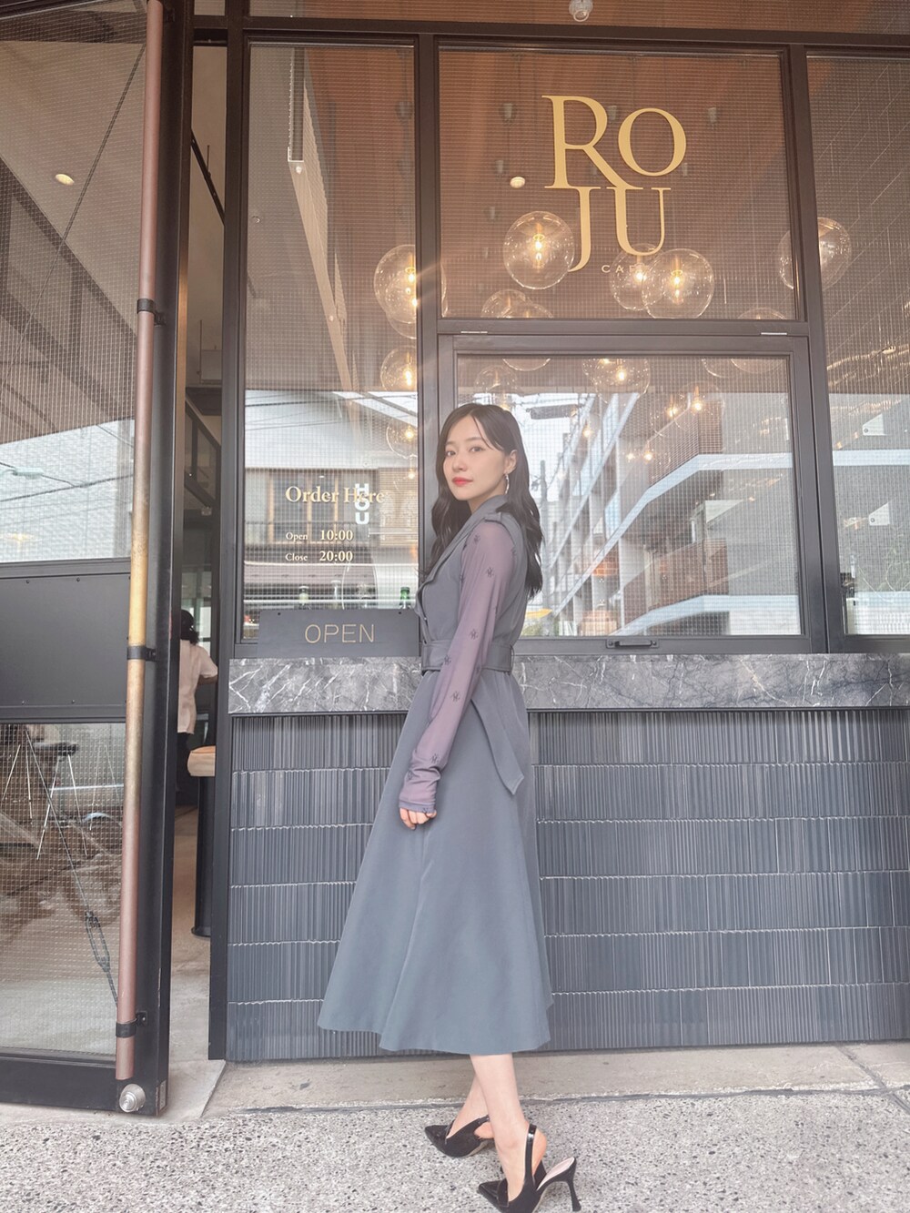 グレー系のワンピース、グレー系のその他トップスを着用したレディースの秋コーディネートの2枚目の写真