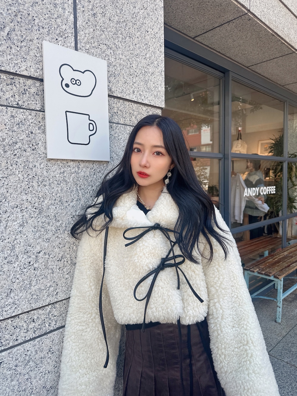 ホワイト系のその他アウター、ブラウン系のスカートを着用したレディースの夏コーディネートの2枚目の写真