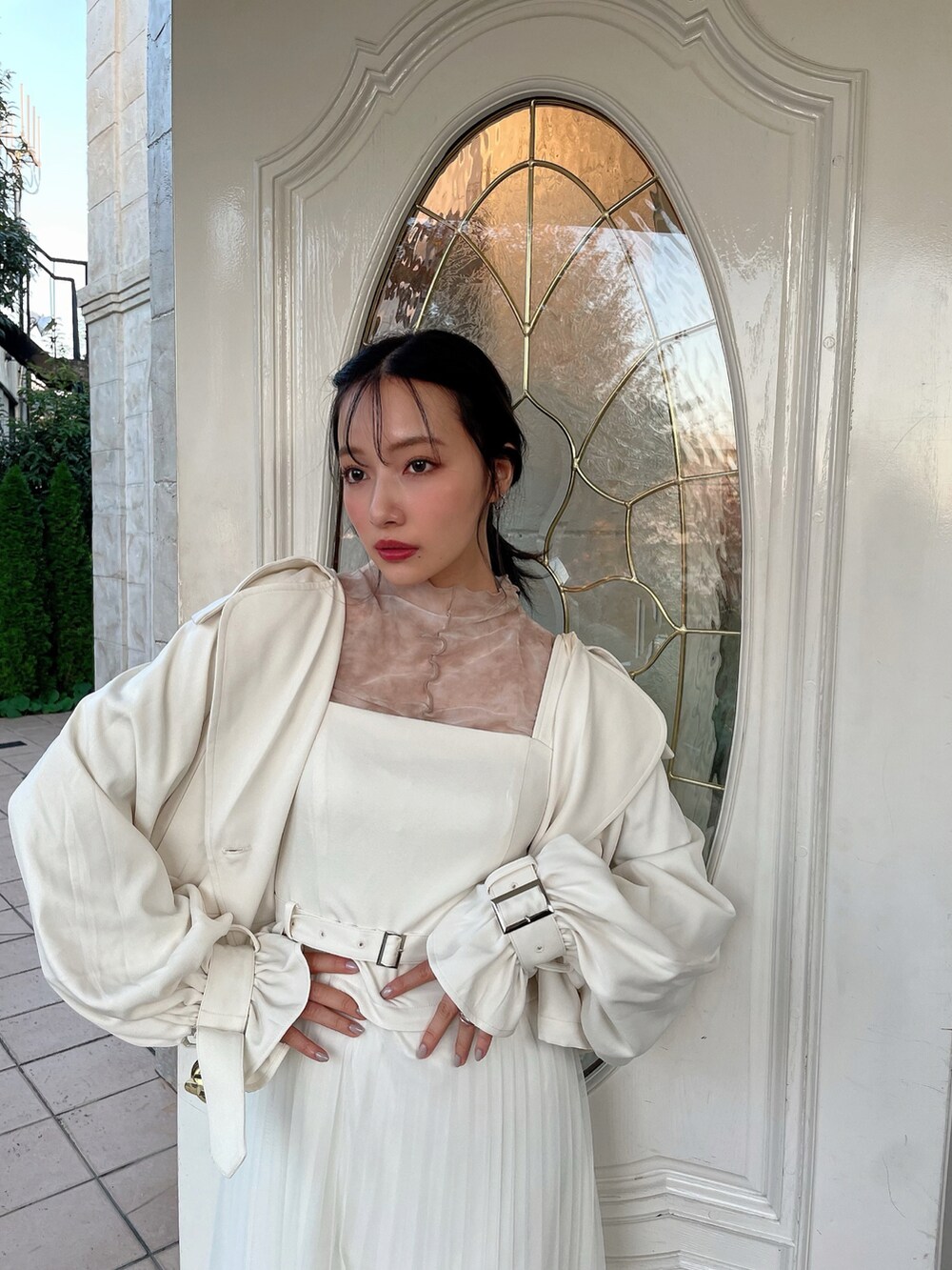 ホワイト系のトレンチコート、ホワイト系のワンピースを着用したレディースの夏コーディネートの4枚目の写真