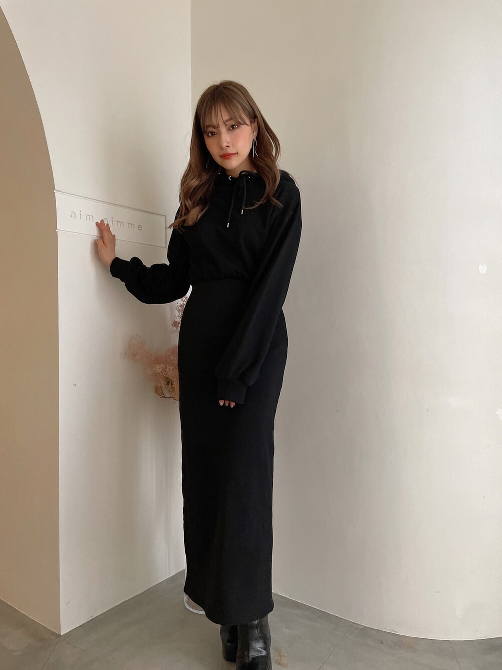 ブラック系のブーツ、ブラック系のワンピースを着用したレディースの秋コーディネートの3枚目の写真