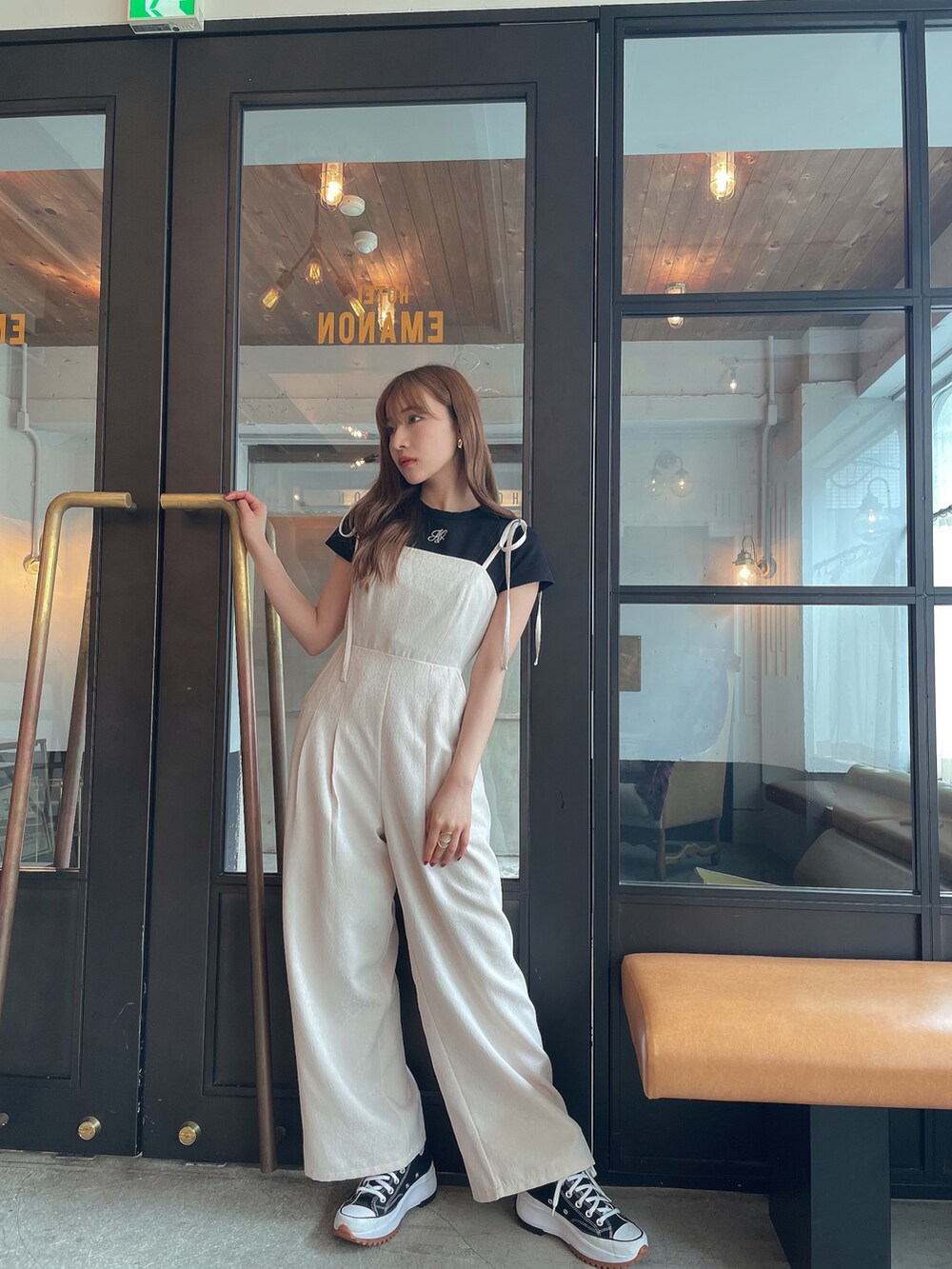 グレー系のその他トップス、ベージュ系のワンピースを着用したレディースの夏コーディネートの2枚目の写真