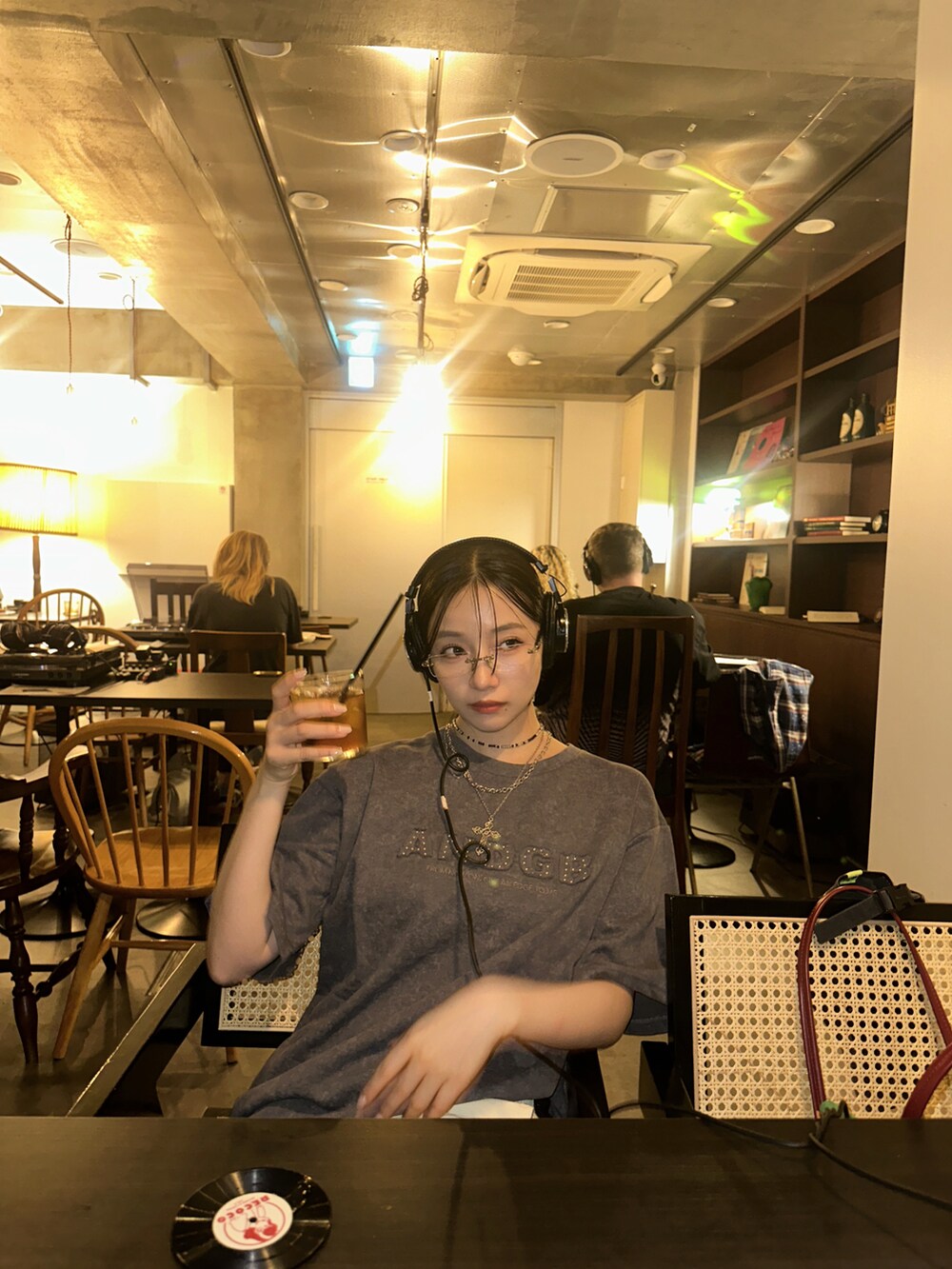 グレー系のTシャツ/カットソーを着用したレディースの秋コーディネートの2枚目の写真