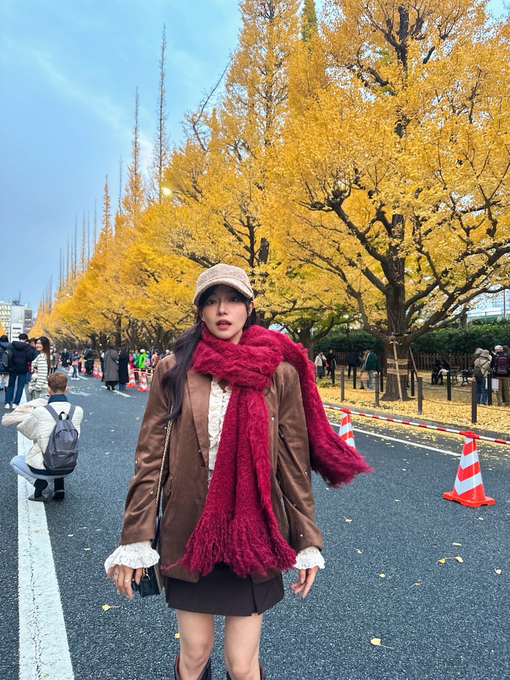 ブラウン系のテーラードジャケットを着用したレディースの冬コーディネートの3枚目の写真