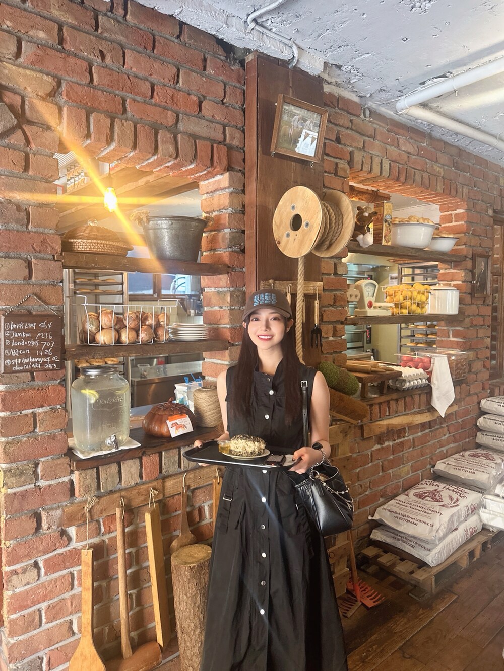 ブラック系のワンピースを着用したレディースの秋コーディネートの4枚目の写真