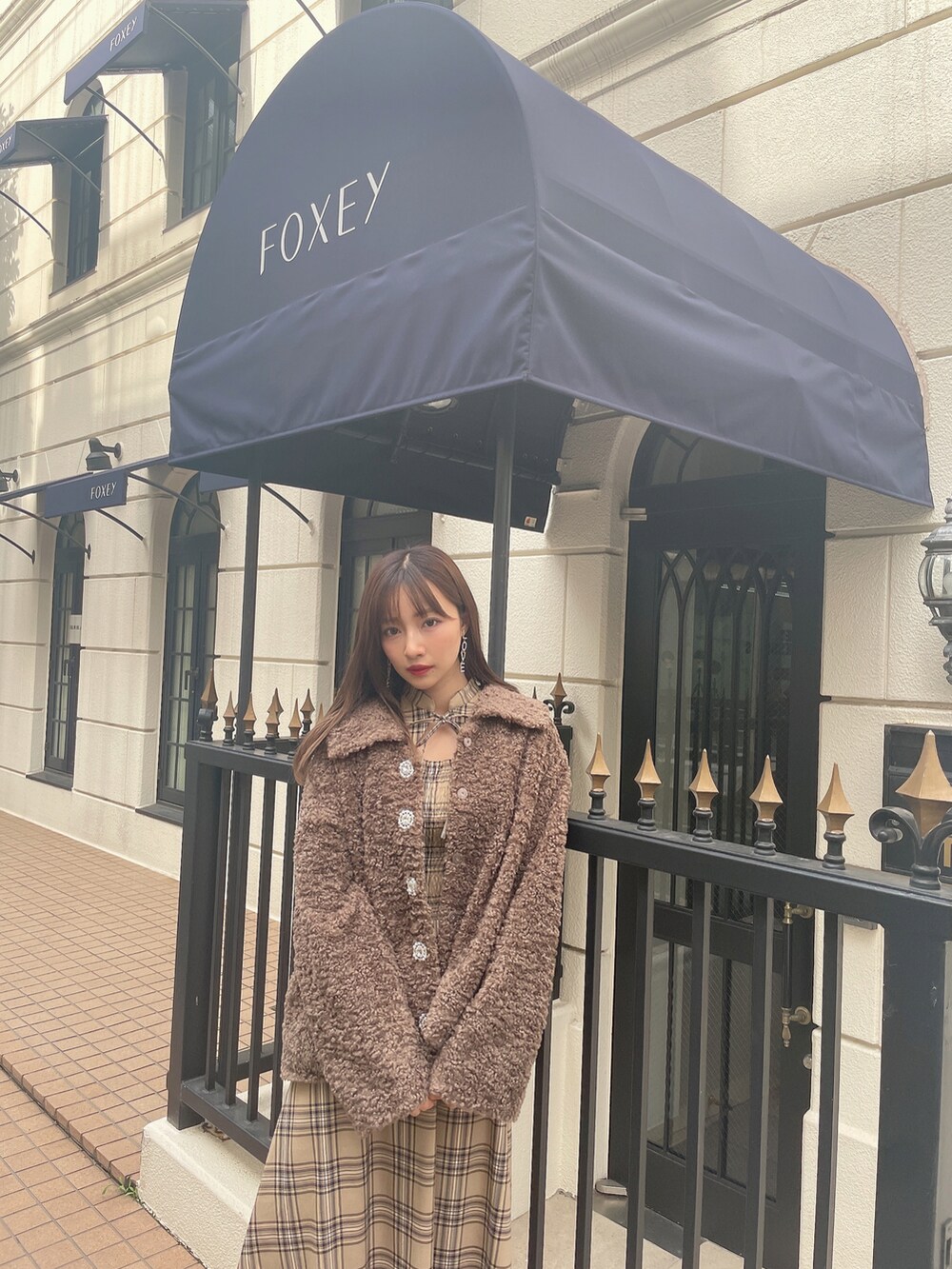 ブラウン系のダウンジャケット/コート、ベージュ系のワンピースを着用したレディースの冬コーディネートの5枚目の写真