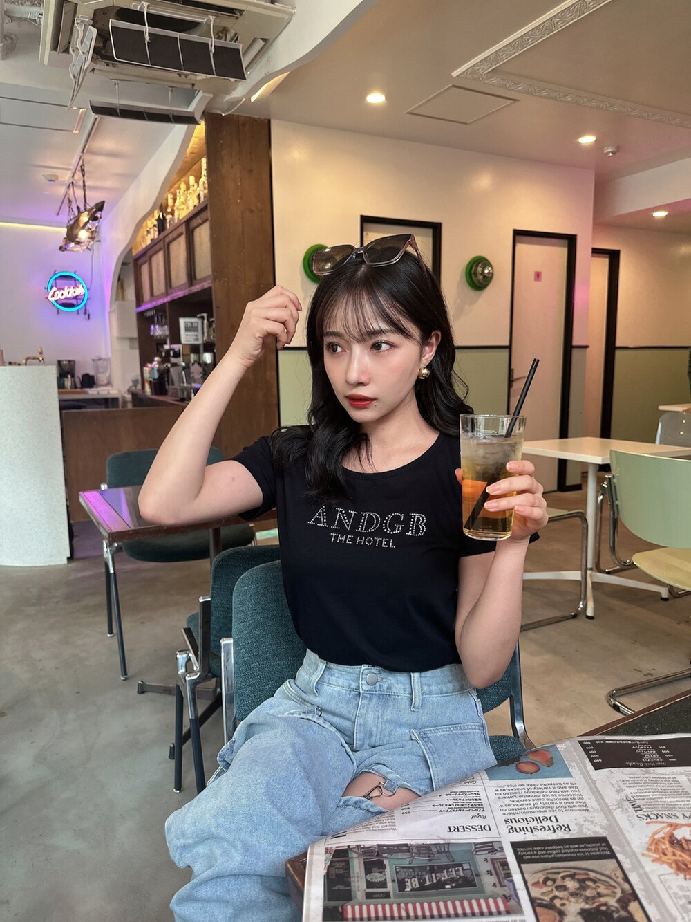 ブラック系のTシャツ/カットソーを着用したレディースの秋コーディネートの5枚目の写真