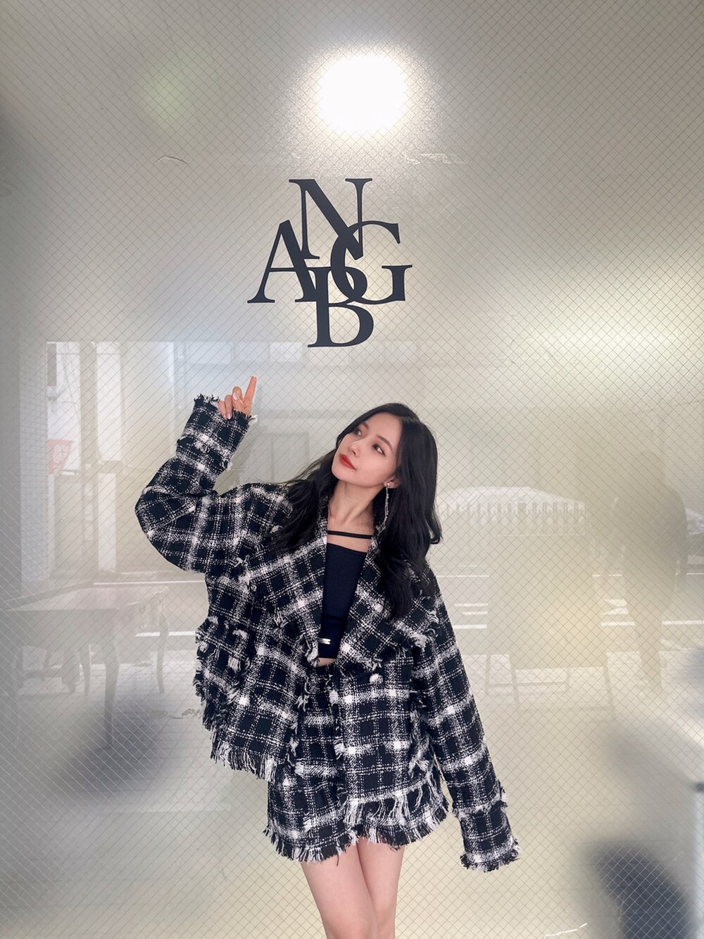 ブラック系のテーラードジャケット、ブラック系のその他パンツを着用したレディースの秋コーディネートの2枚目の写真