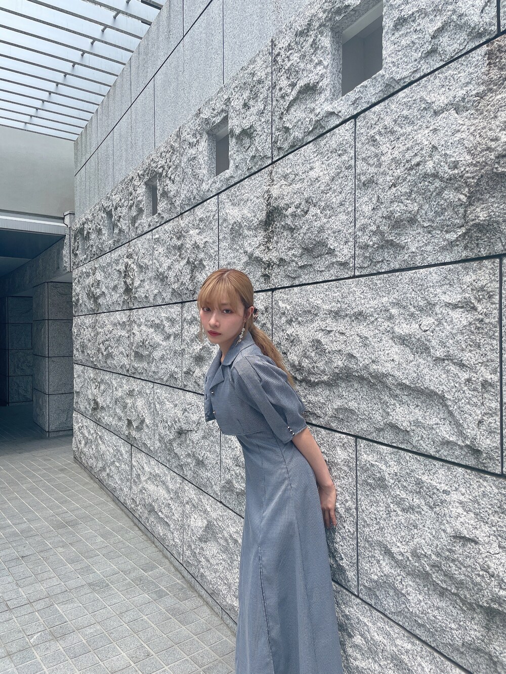 ブラック系のワンピースを着用したレディースの秋コーディネートの2枚目の写真
