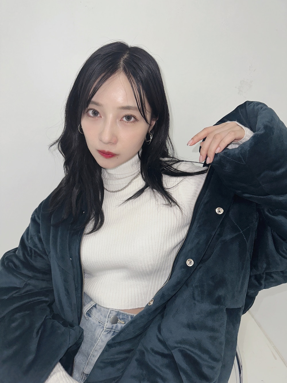 ブルー系のダウンジャケット/コートを着用したレディースの冬コーディネートの2枚目の写真